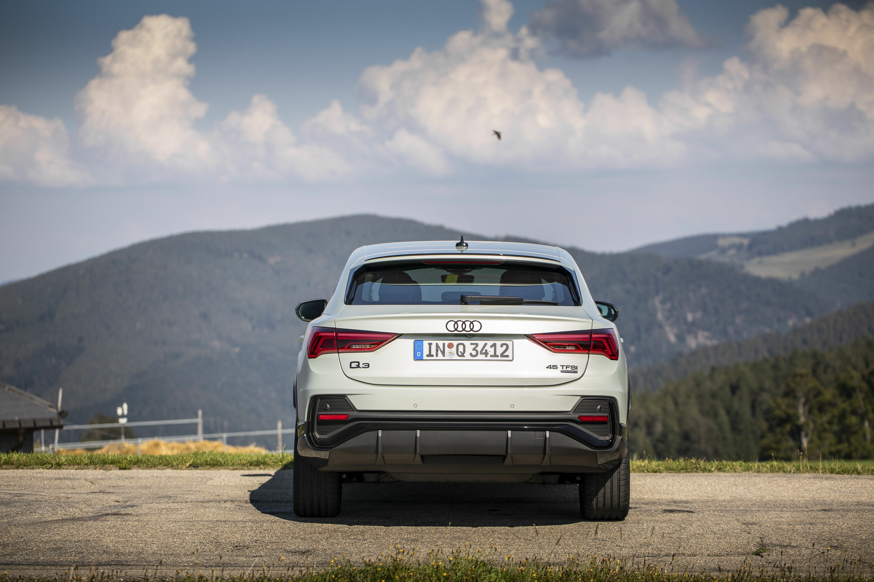Audi Q3 Sportback (bis 2025) - Standaufnahme,
Farbe: Tausilber