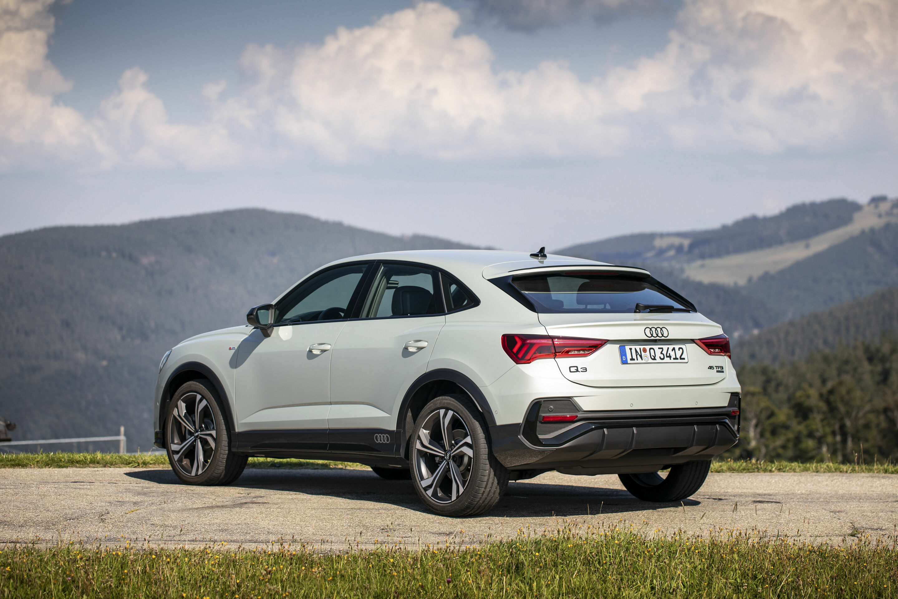 Audi Q3 Sportback (bis 2025) - Standaufnahme,
Farbe: Tausilber
