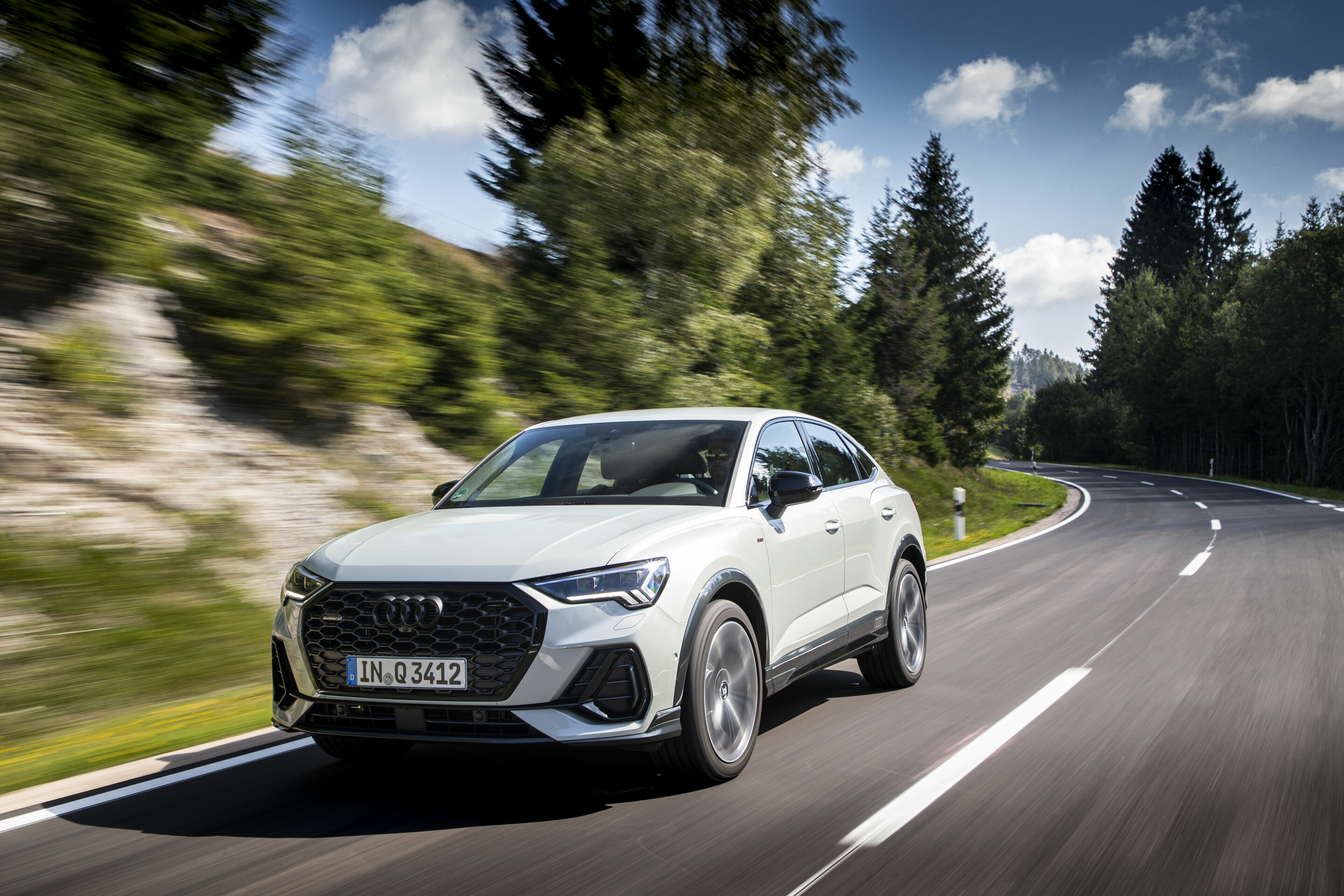 Audi Q3 Sportback (bis 2025) - Fahraufnahme,
Farbe: Tausilber