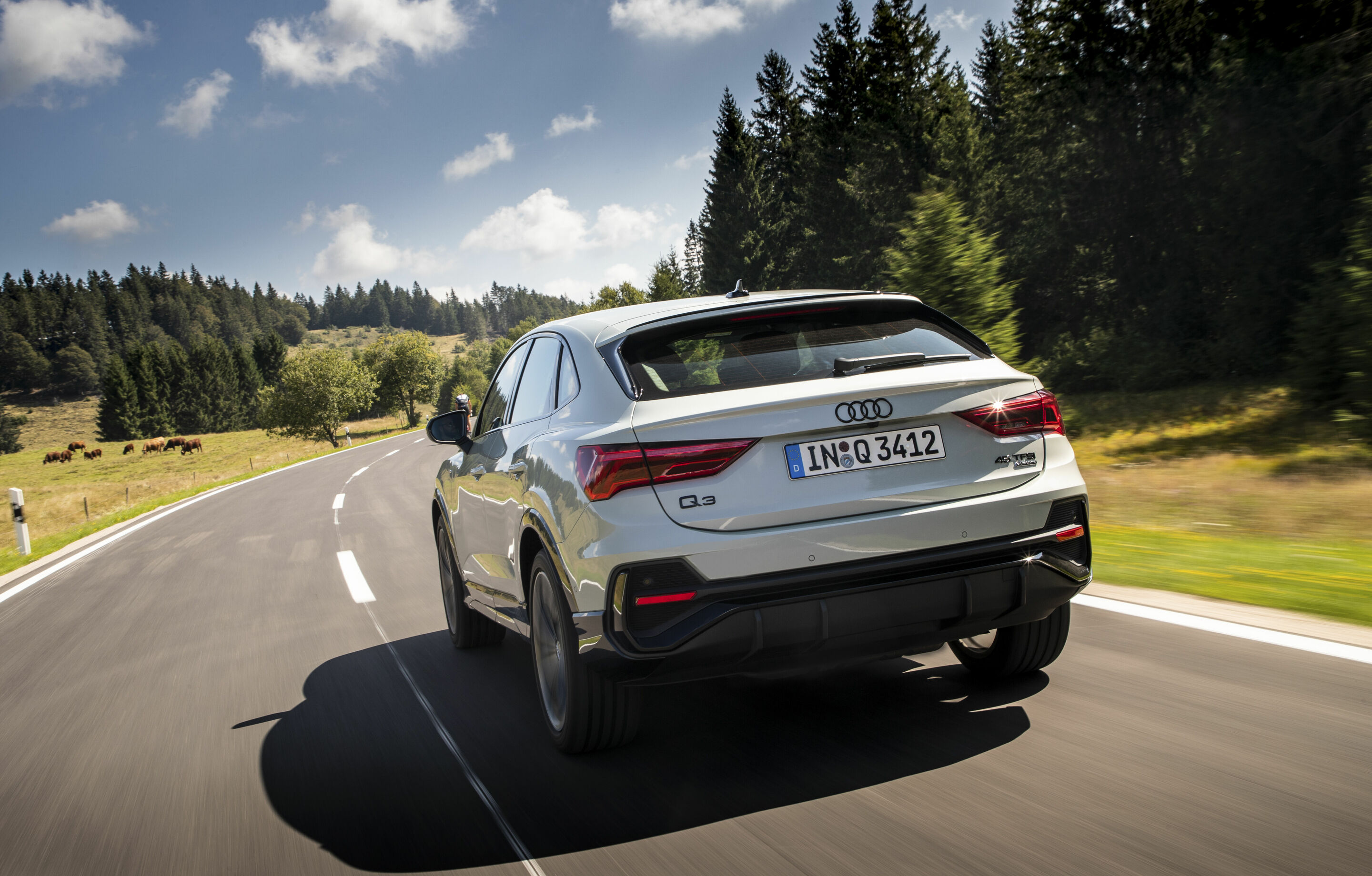 Audi Q3 Sportback (bis 2025) - Fahraufnahme,
Farbe: Tausilber