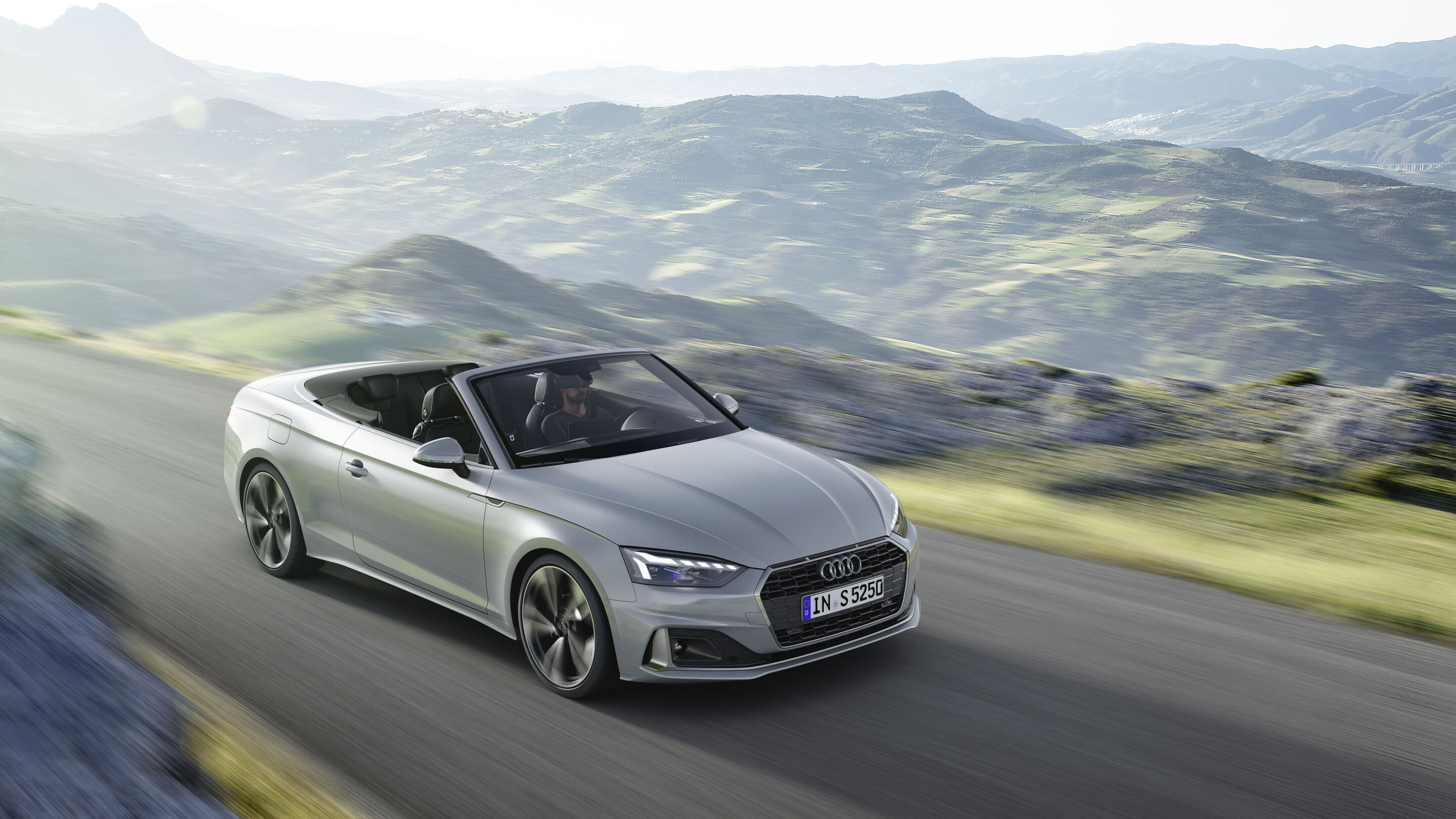 Audi A5 Cabriolet (bis 2024) - Fahraufnahme
Farbe: Florettsilber
