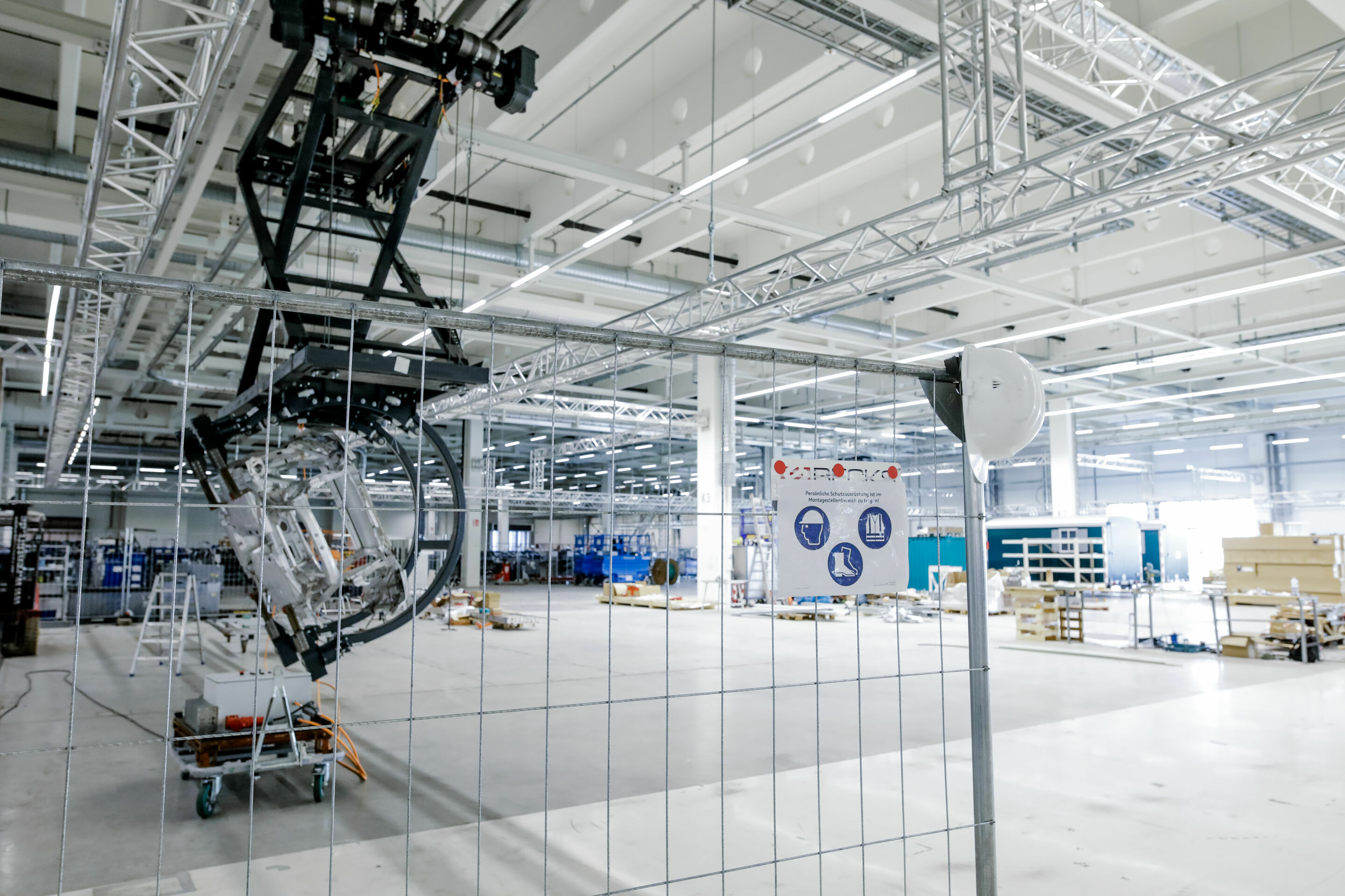 Umbaumaßnahmen Böllinger Höfe - Blick auf die ehemalige Logistikfläche, auf der die gemeinsame Montagelinie des Audi e-tron GT und Audi R8 um 20 Takte auf insgesamt 36 erweitert wird. An allen 36 Montagetakten werden Arbeiten an beiden Sportwagen durchgeführt...