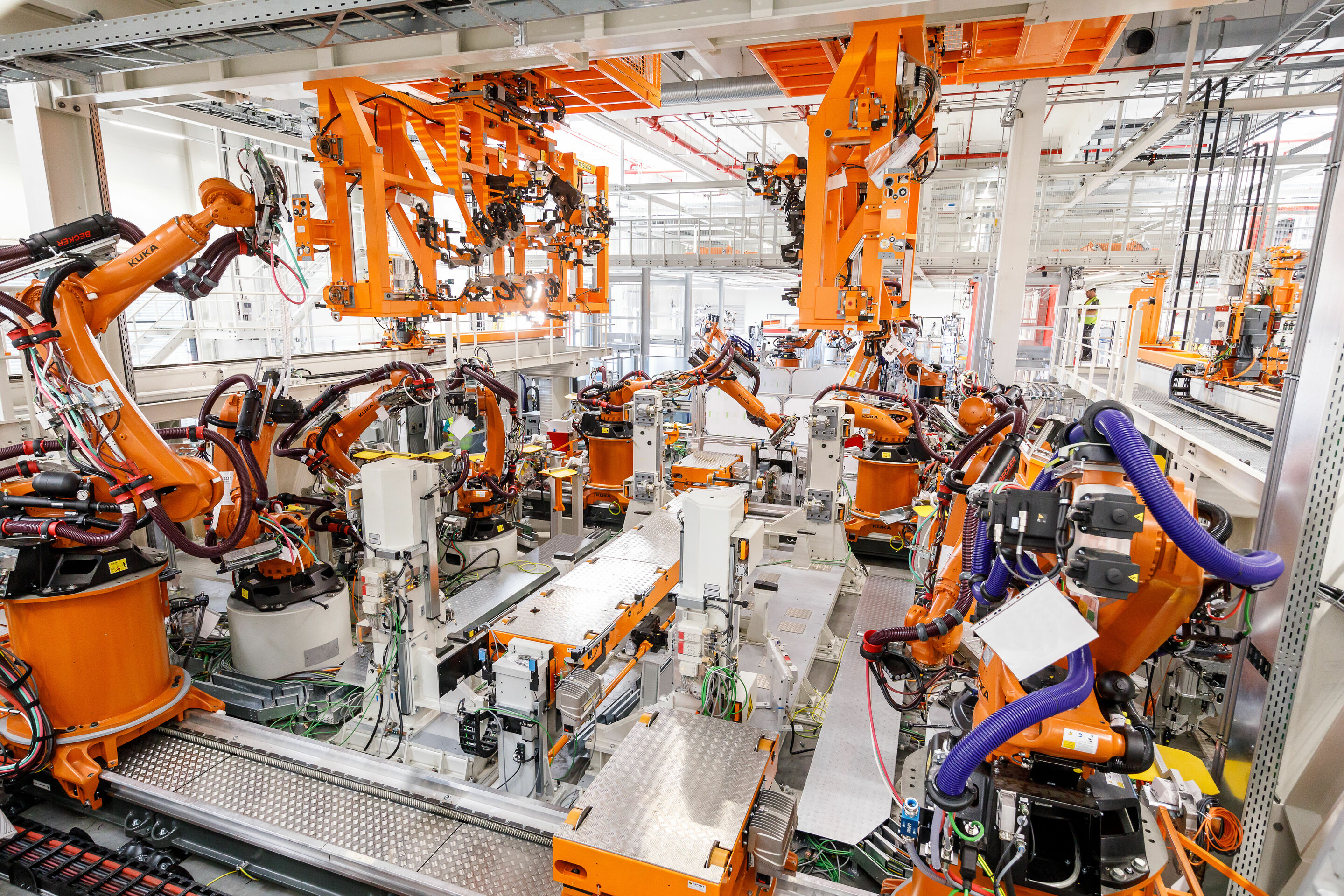 Modification work Audi Böllinger Höfe - A highlight in the body shop for the Audi e-tron GT is the Group’s only dual passage framer. Here, the inner and outer side panels are fitted by a single system in two successive steps.