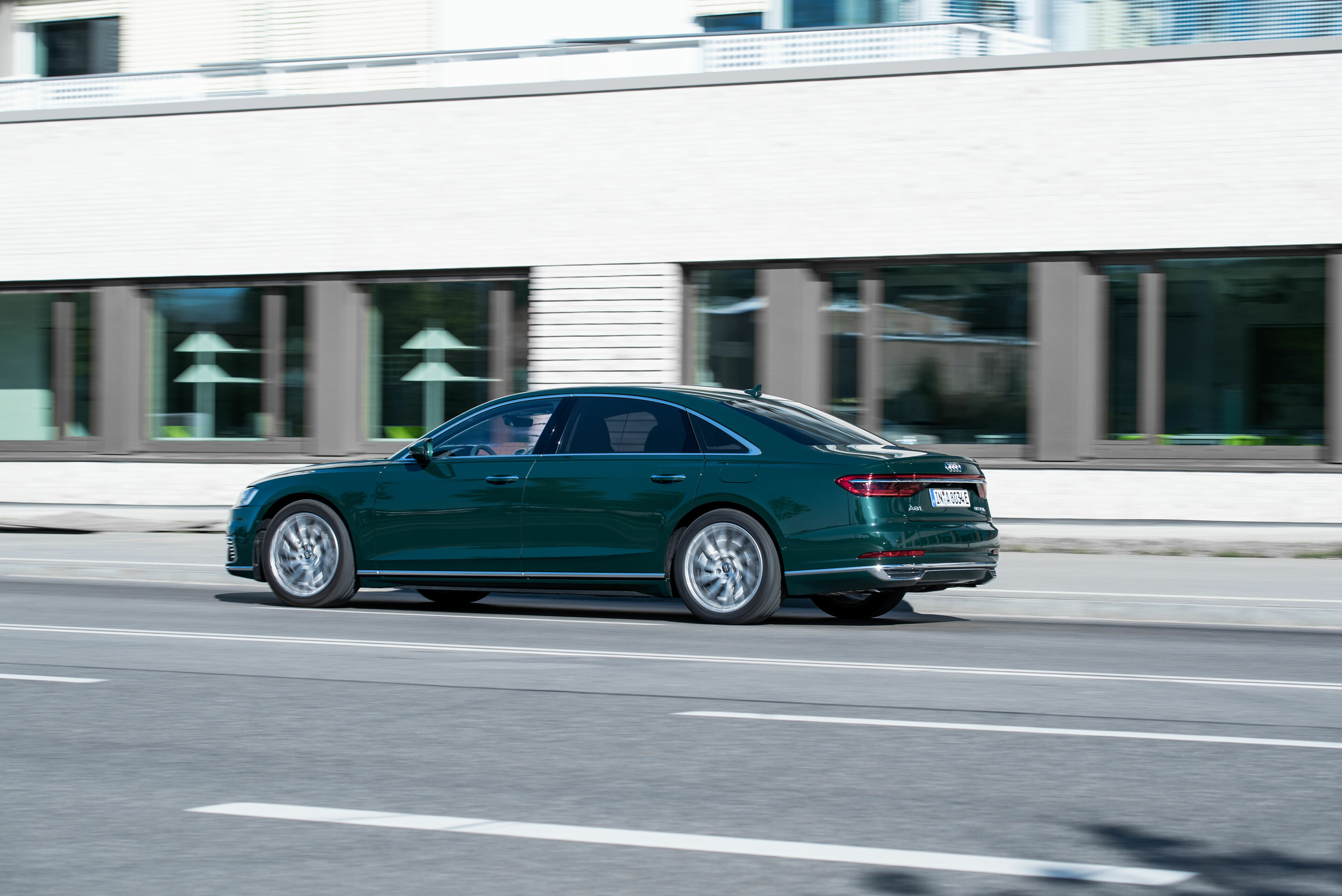 Audi A8 L 60 TFSI e - Standaufnahme, 
Farbe: Goodwoodgrün