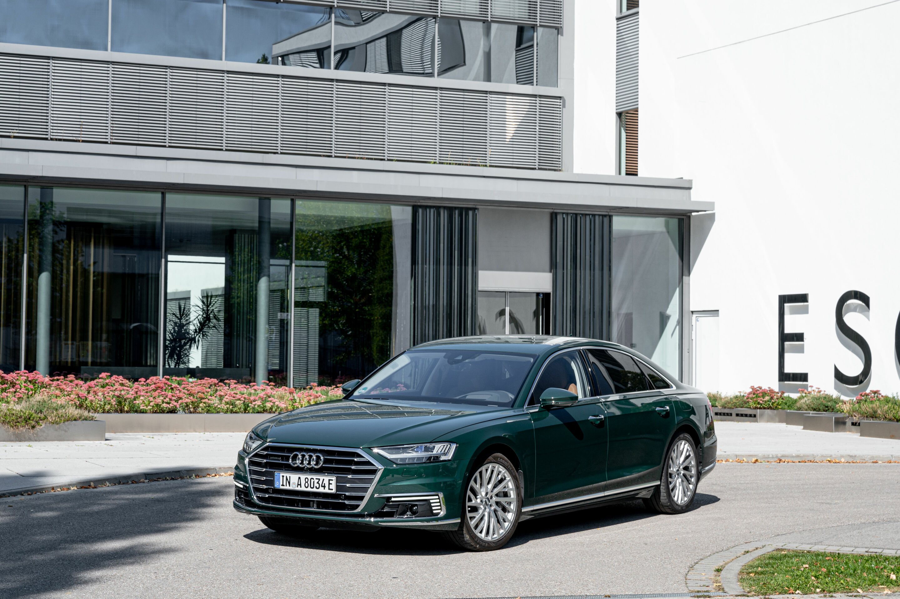Audi A8 L 60 TFSI e - Standaufnahme, 
Farbe: Goodwoodgrün