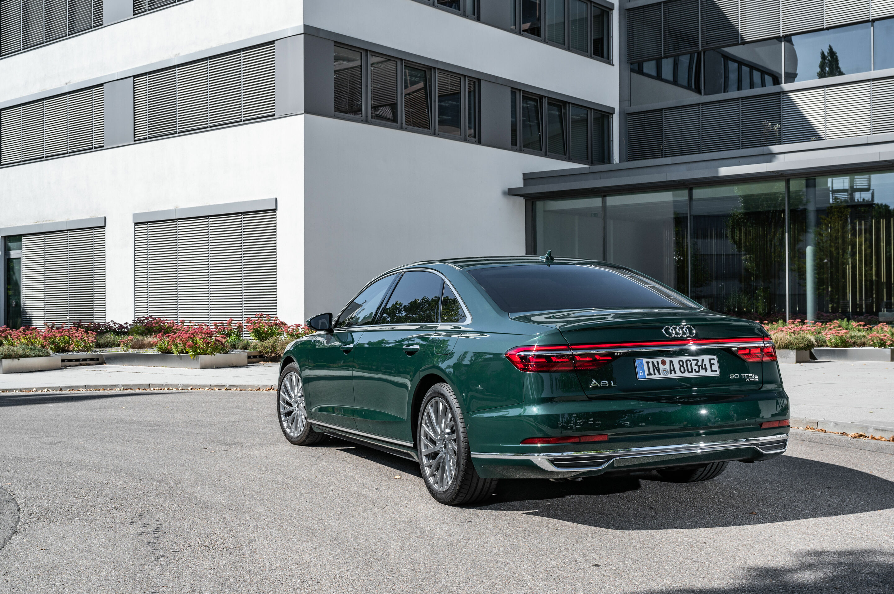 Audi A8 L 60 TFSI e - Standaufnahme, 
Farbe: Goodwoodgrün