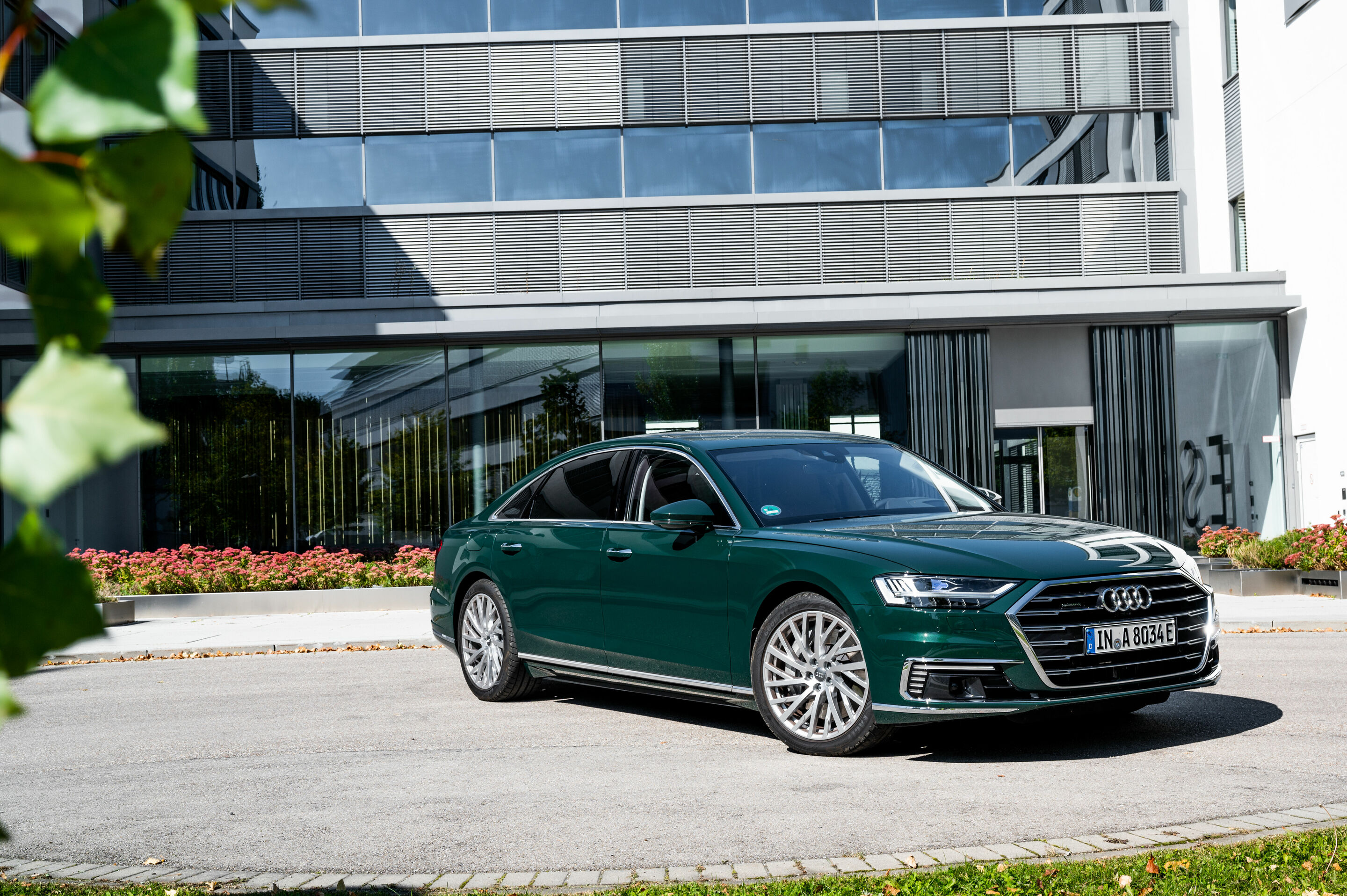 Audi A8 L 60 TFSI e - Standaufnahme, 
Farbe: Goodwoodgrün