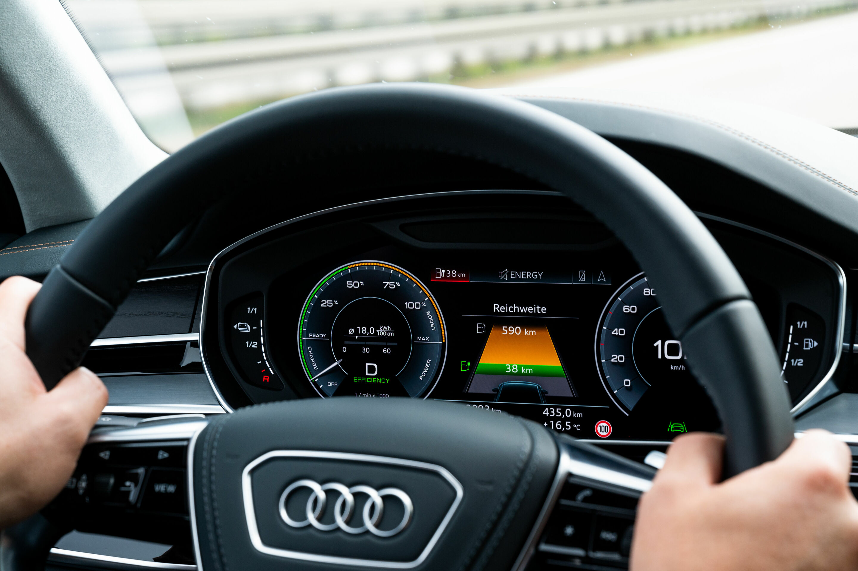 Audi A8 L 60 TFSI e - MMI display