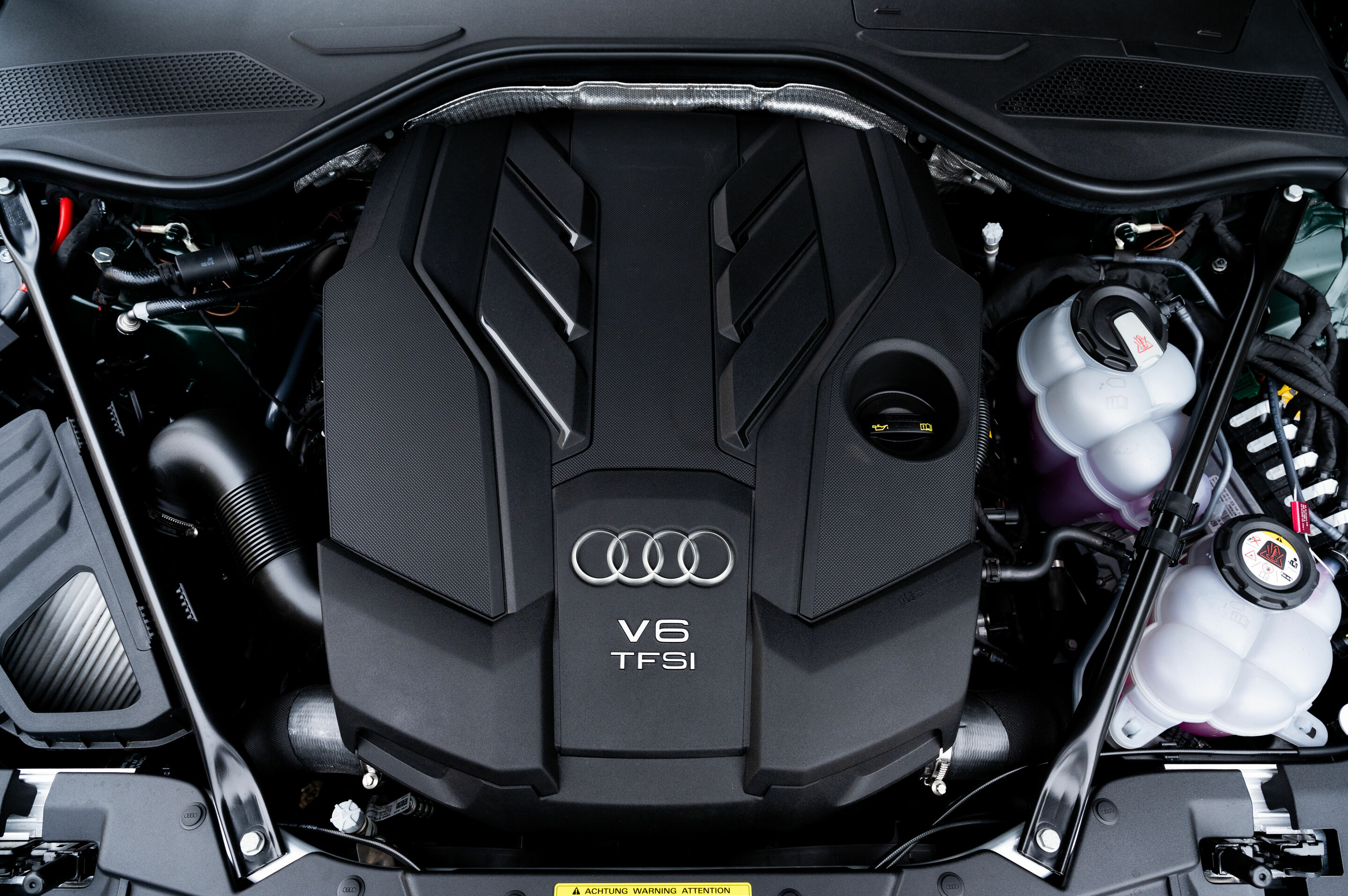 Audi A8 L 60 TFSI e - Motorraum