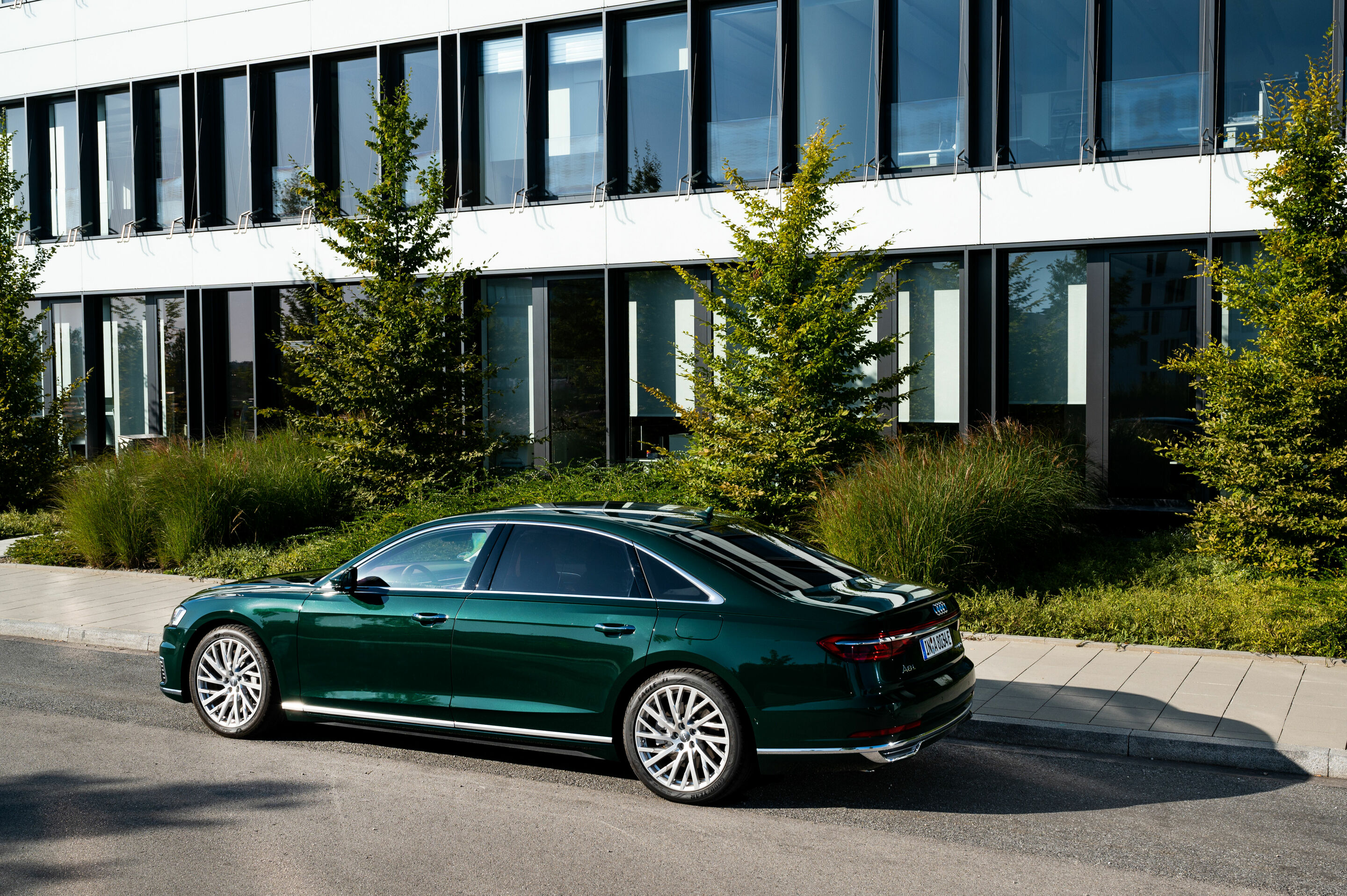Audi A8 L 60 TFSI e - Standaufnahme, 
Farbe: Goodwoodgrün