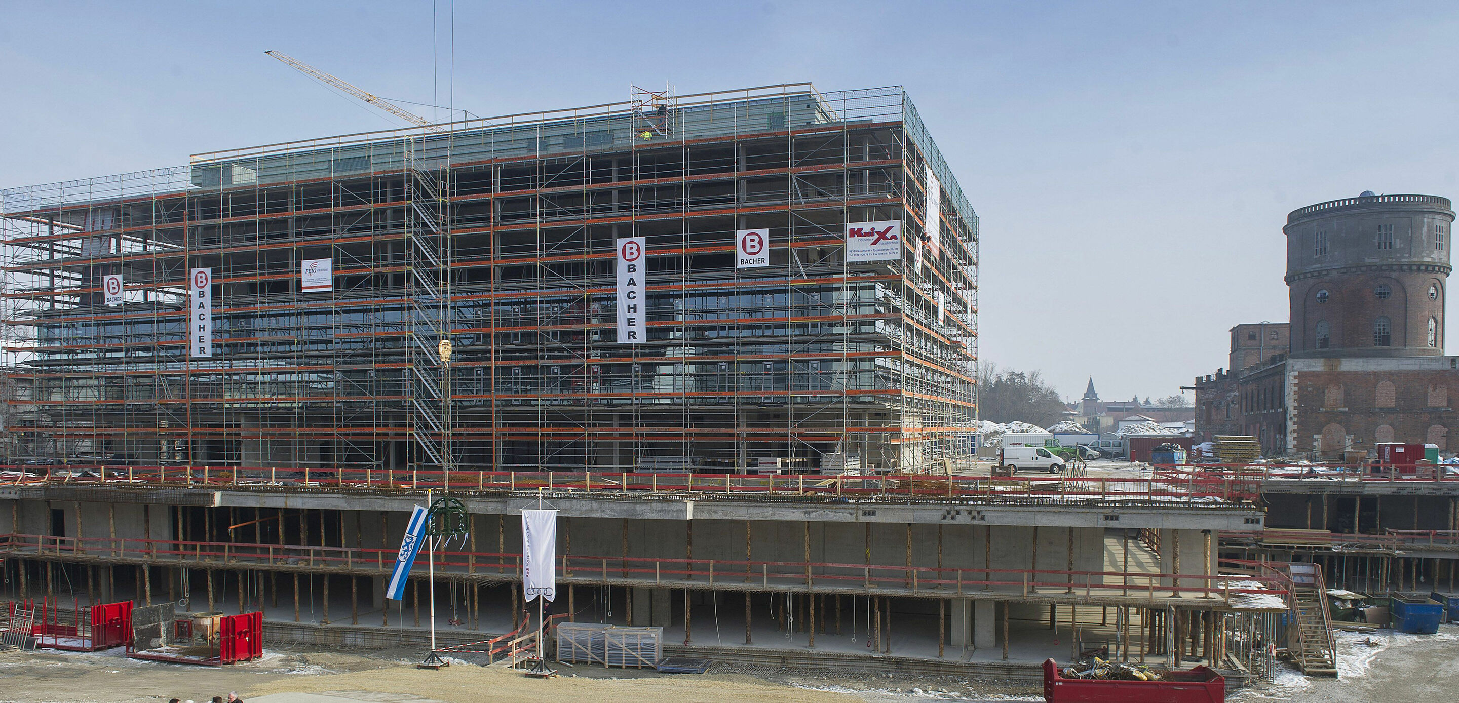 Audi Akademie feiert Richtfest im Zentrum von Ingolstadt - Neue Heimat für die Audi Akademie auf ehemaligem Gießereigelände im Zentrum von Ingolstadt:
Der Rohbau des fünfgeschossigen Bürogebäudes ist fertig, für Ende 2014 ist die Fertigstellung geplant.