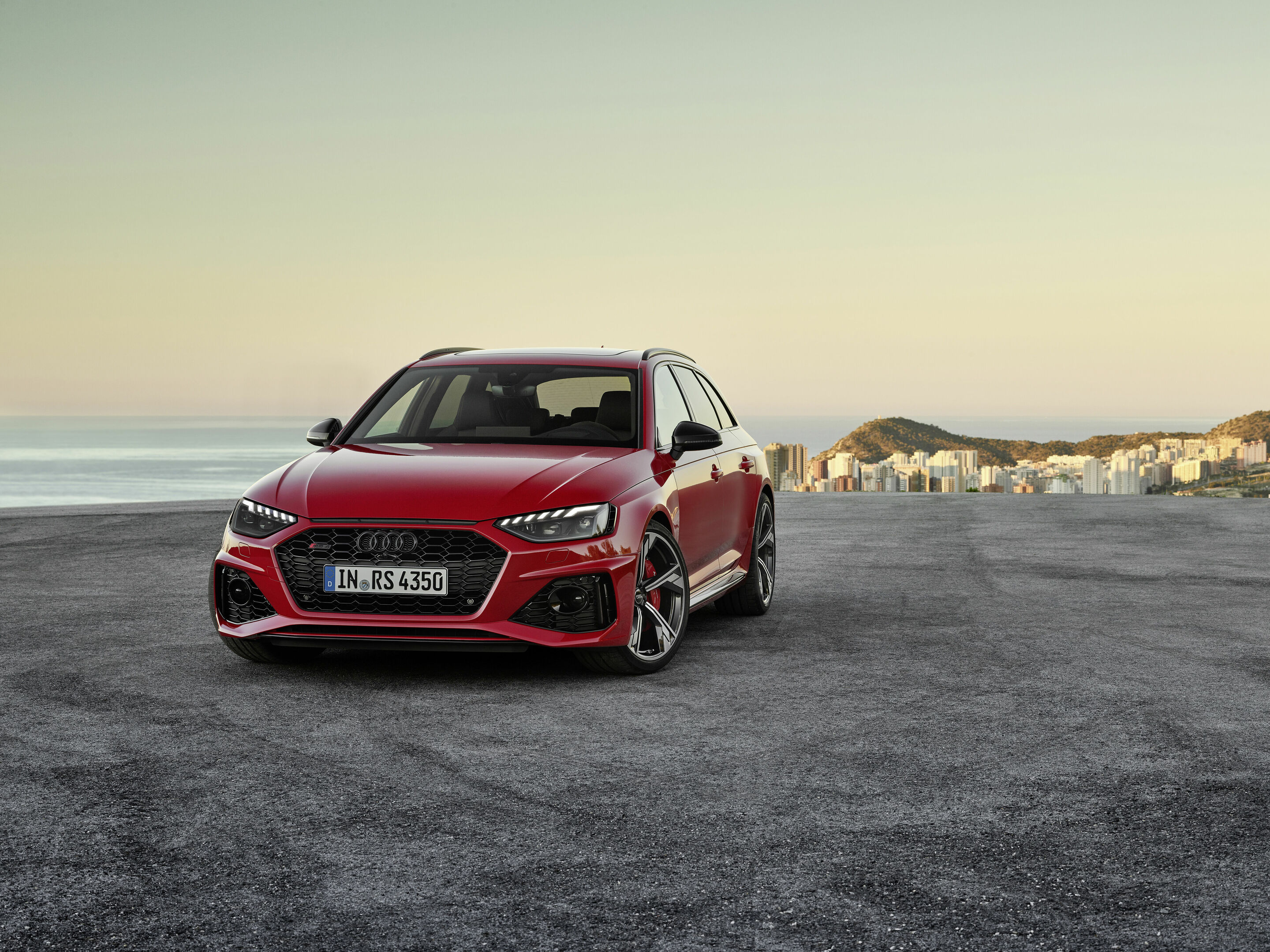 Audi RS 4 Avant - Static photo
Color: Tango red