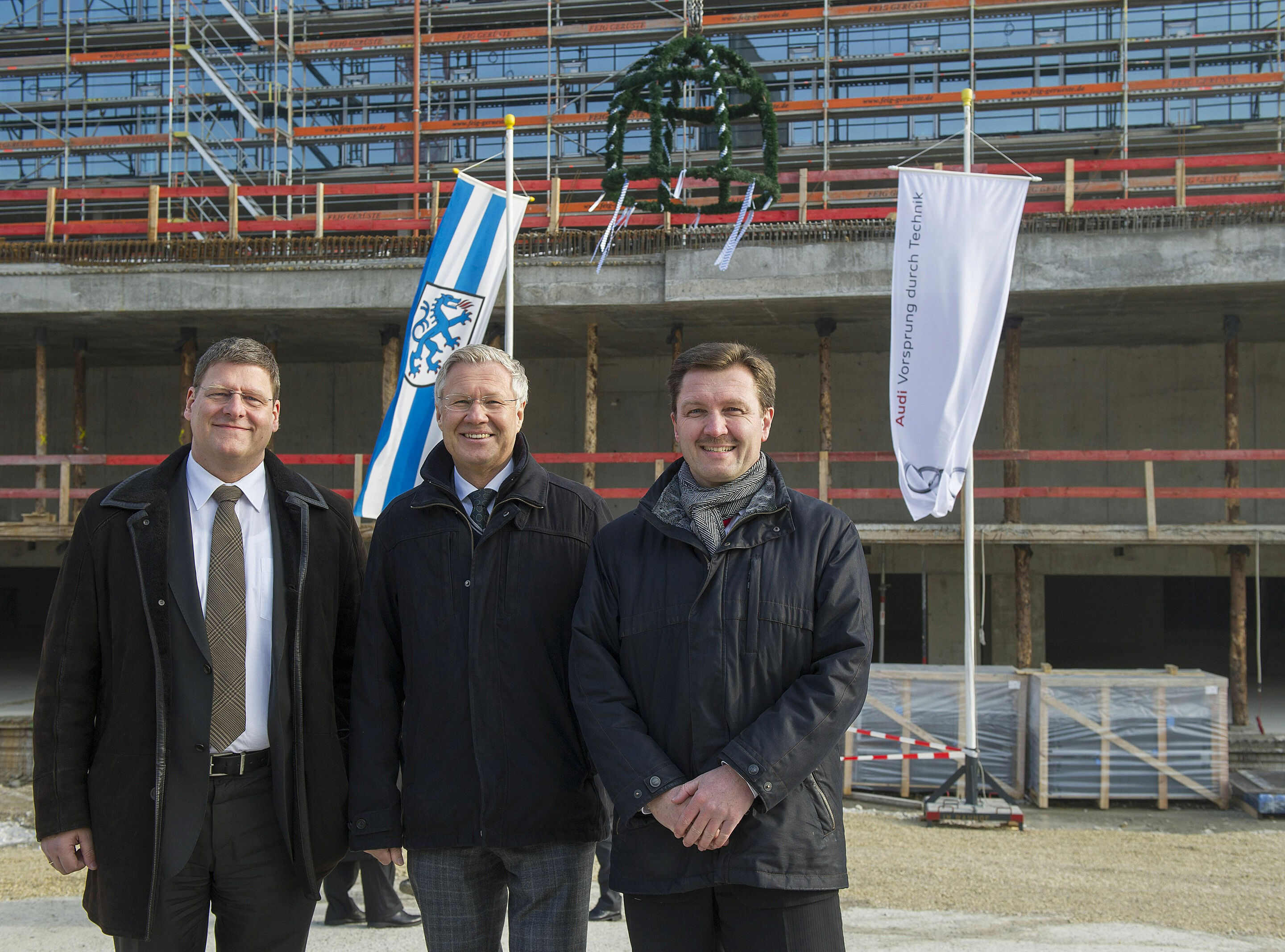 Audi Akademie feiert Richtfest im Zentrum von Ingolstadt - Neue Heimat für die Audi Akademie auf ehemaligem Gießereigelände im Zentrum von Ingolstadt:
Glückliche Gesichter beim Richtfest (v.l.n.r.):
Ralph Linde, Vorsitzender der Geschäftsführung der Audi...