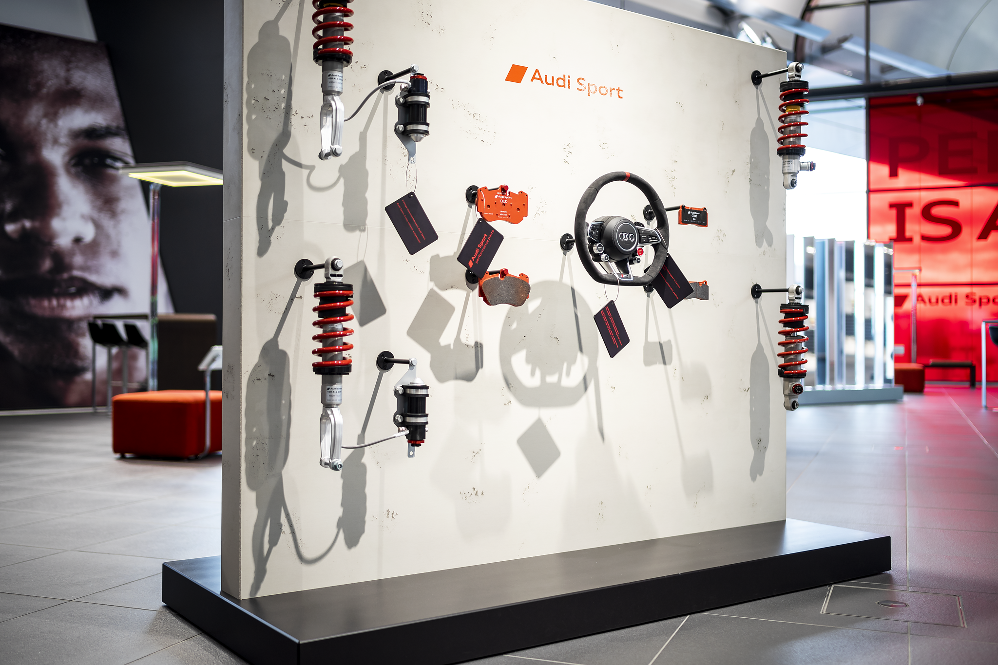 Neue Erlebniswelt von Audi exclusive im Audi Forum Neckarsulm - Exponate zeigen die vielseitigen Ausstattungsmöglichkeiten von Audi exclusive sowie Rennsport-Zubehör für den Straßenverkehr, die sogenannten Audi Sport performance parts.