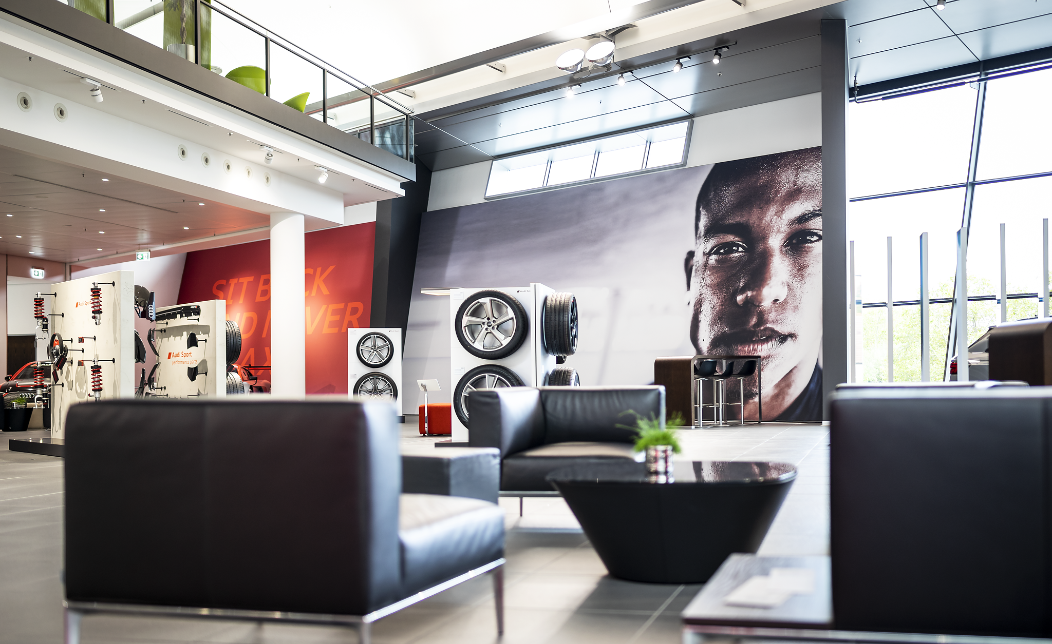 Neue Erlebniswelt von Audi exclusive im Audi Forum Neckarsulm - Die Ausstellungsfläche vor dem Audi exclusive Studio im ersten Obergeschoss wurde anlässlich des 25-jährigen Jubiläums der RS-Modelle komplett umgestaltet.