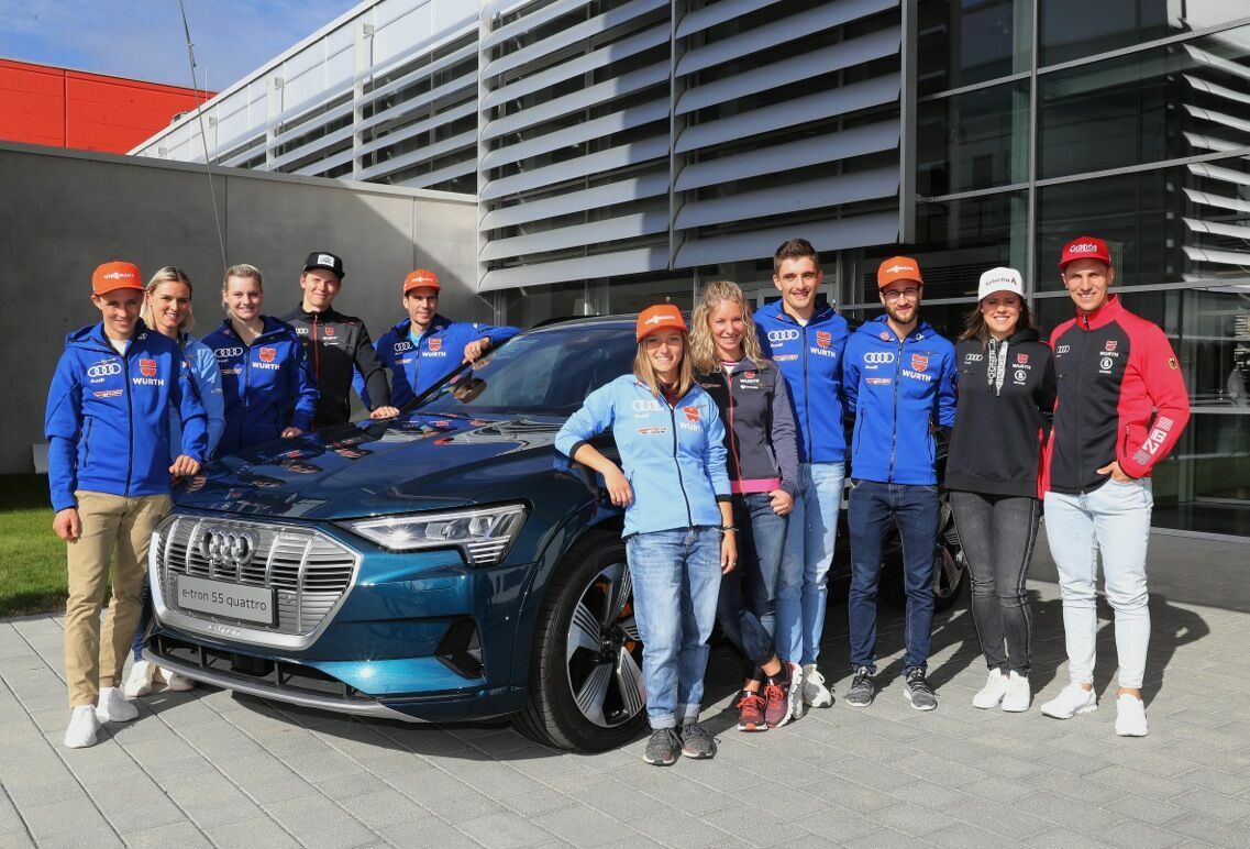 DSV athletes and Audi start the ski season together again - Group photo of all athletes: Winner of the Golden Ski