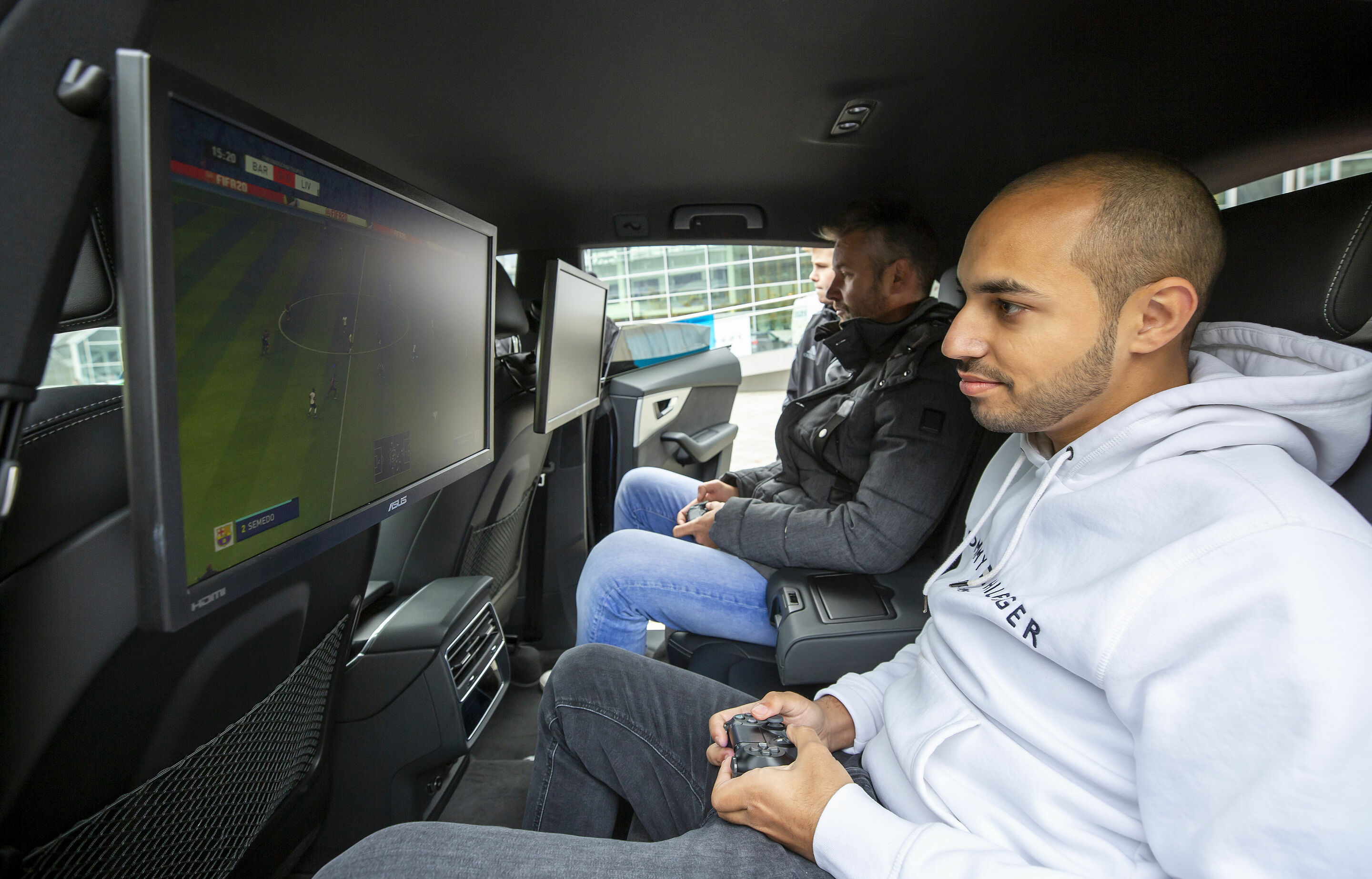 "Beat the Pro" Event mit den "FOKUS CLAN" Spielern Mohammed "MoAuba" Harkous und Matthias "Stylo" Hietsch - Mohammed "MoAuba" Harkous an der Playstation 4 beim Spielen mit einem Audi Mitarbeiter im Audi Q8