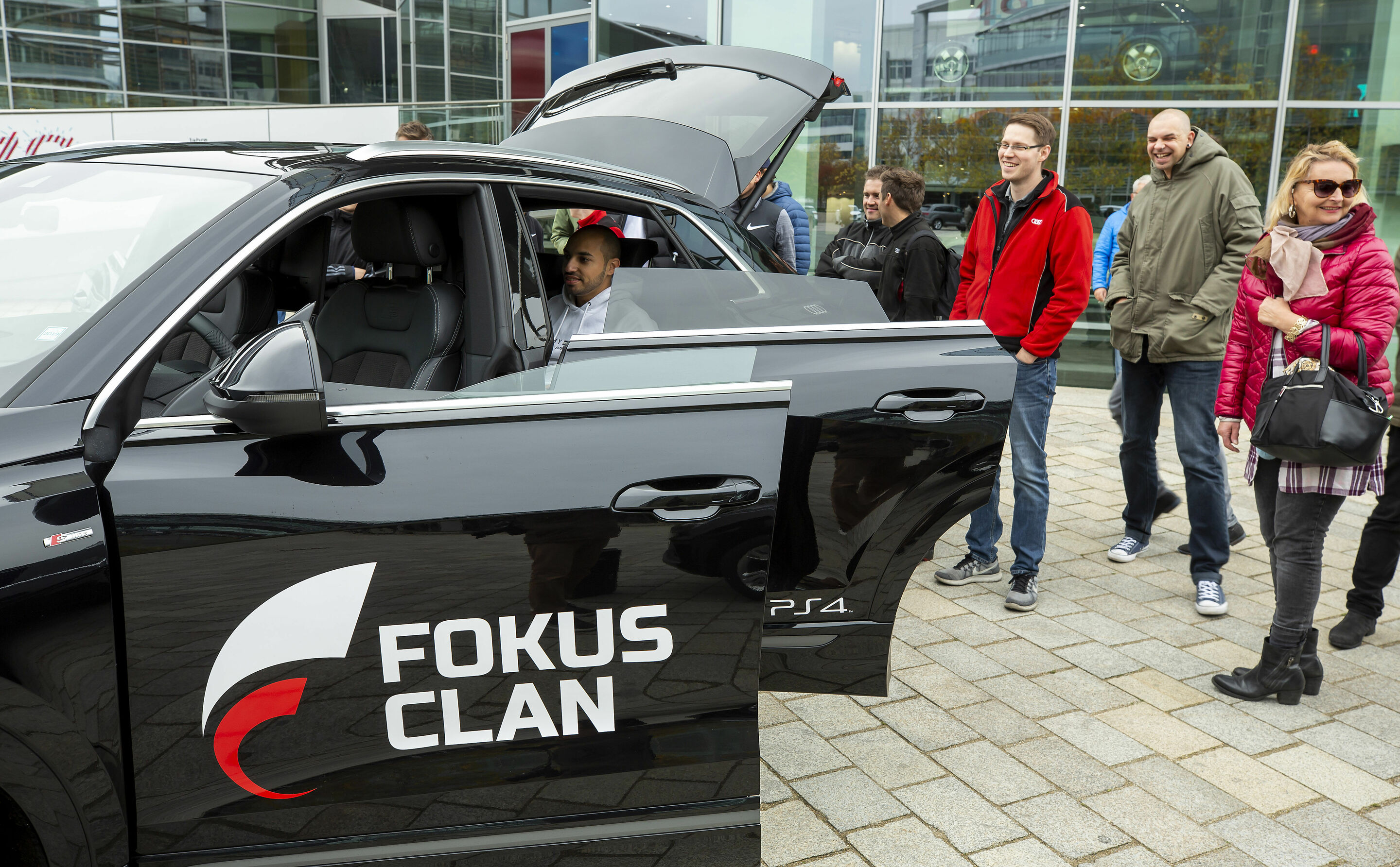 "Beat the Pro" event with "FOKUS CLAN" players Mohammed "MoAuba" Harkous and Matthias "Stylo" Hietsch - The rebuilt Audi Q8 with Playstation 4 installed