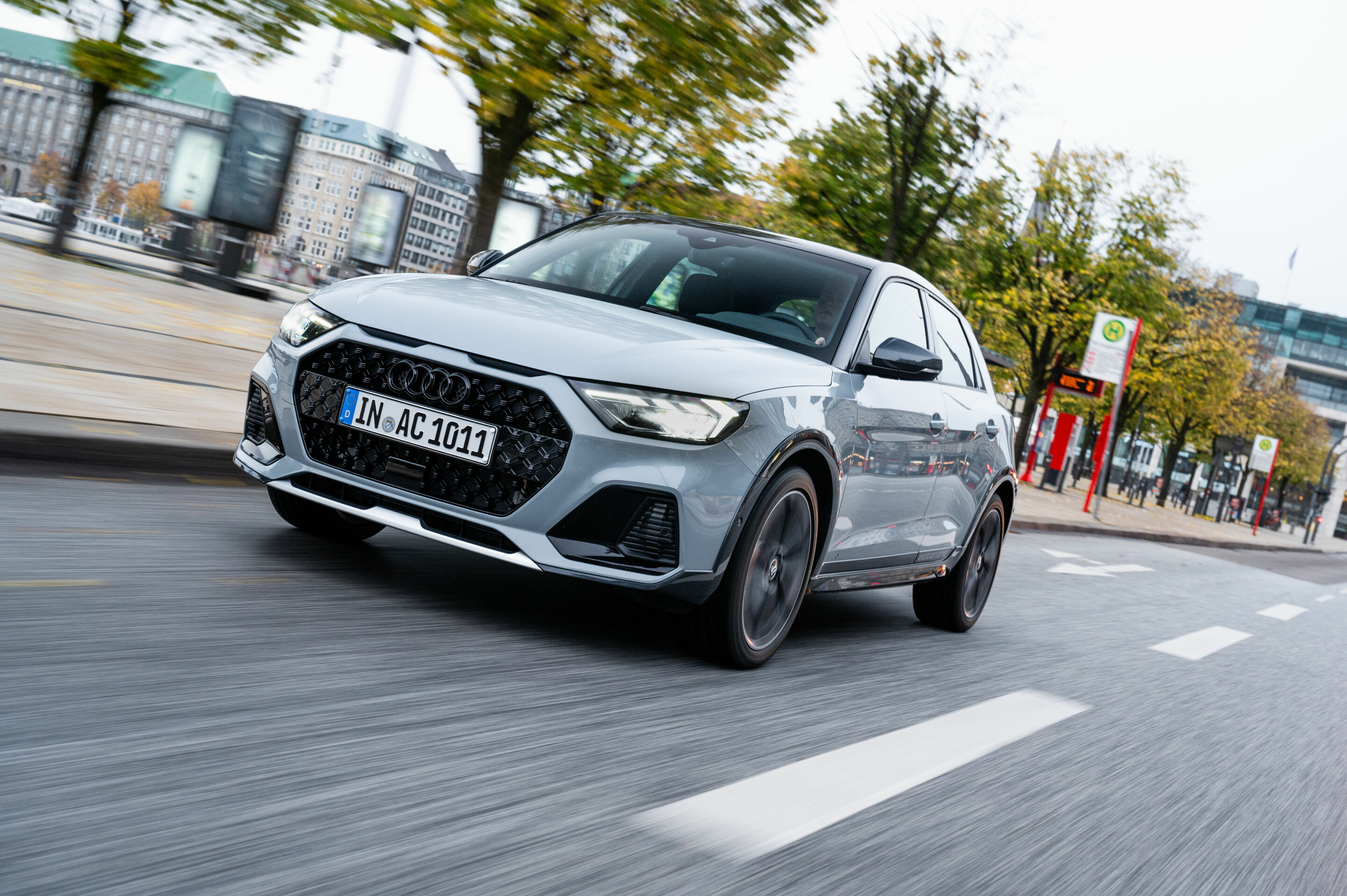Audi A1 citycarver - Fahraufnahme,
Farbe: Pfeilgrau