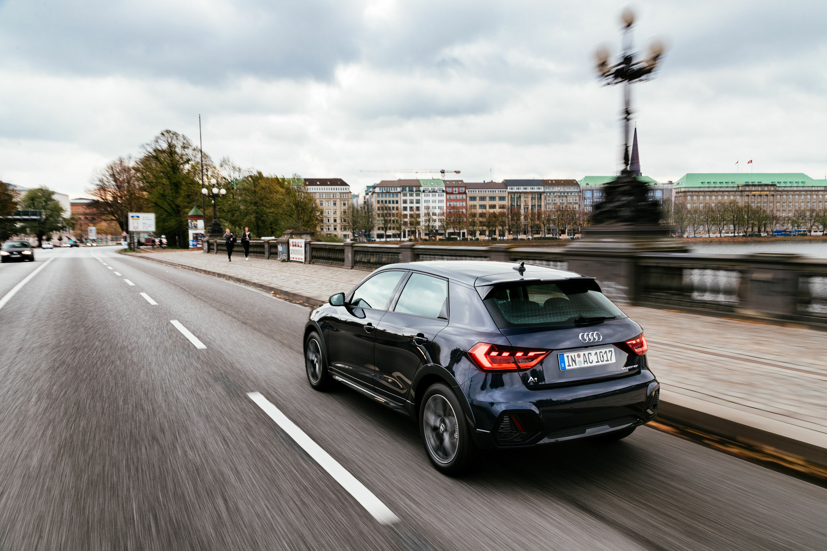 Audi A1 citycarver - Fahraufnahme,
Farbe: Firmamentblau