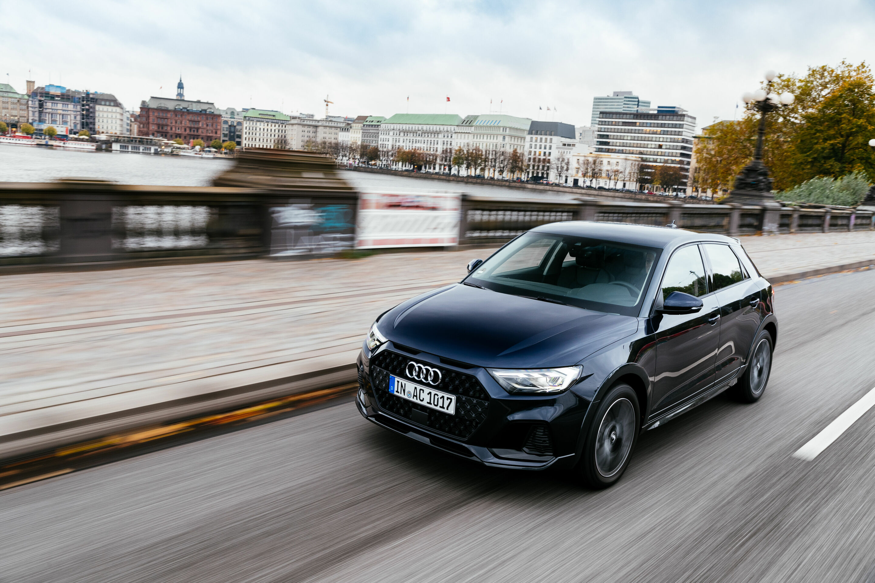 Audi A1 citycarver - Fahraufnahme,
Farbe: Firmamentblau