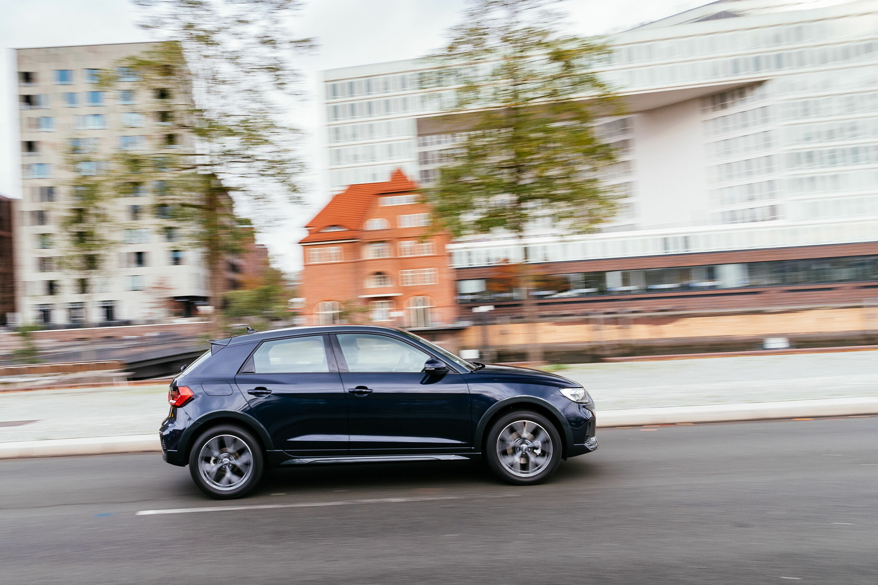 Audi A1 citycarver - Fahraufnahme,
Farbe: Firmamentblau