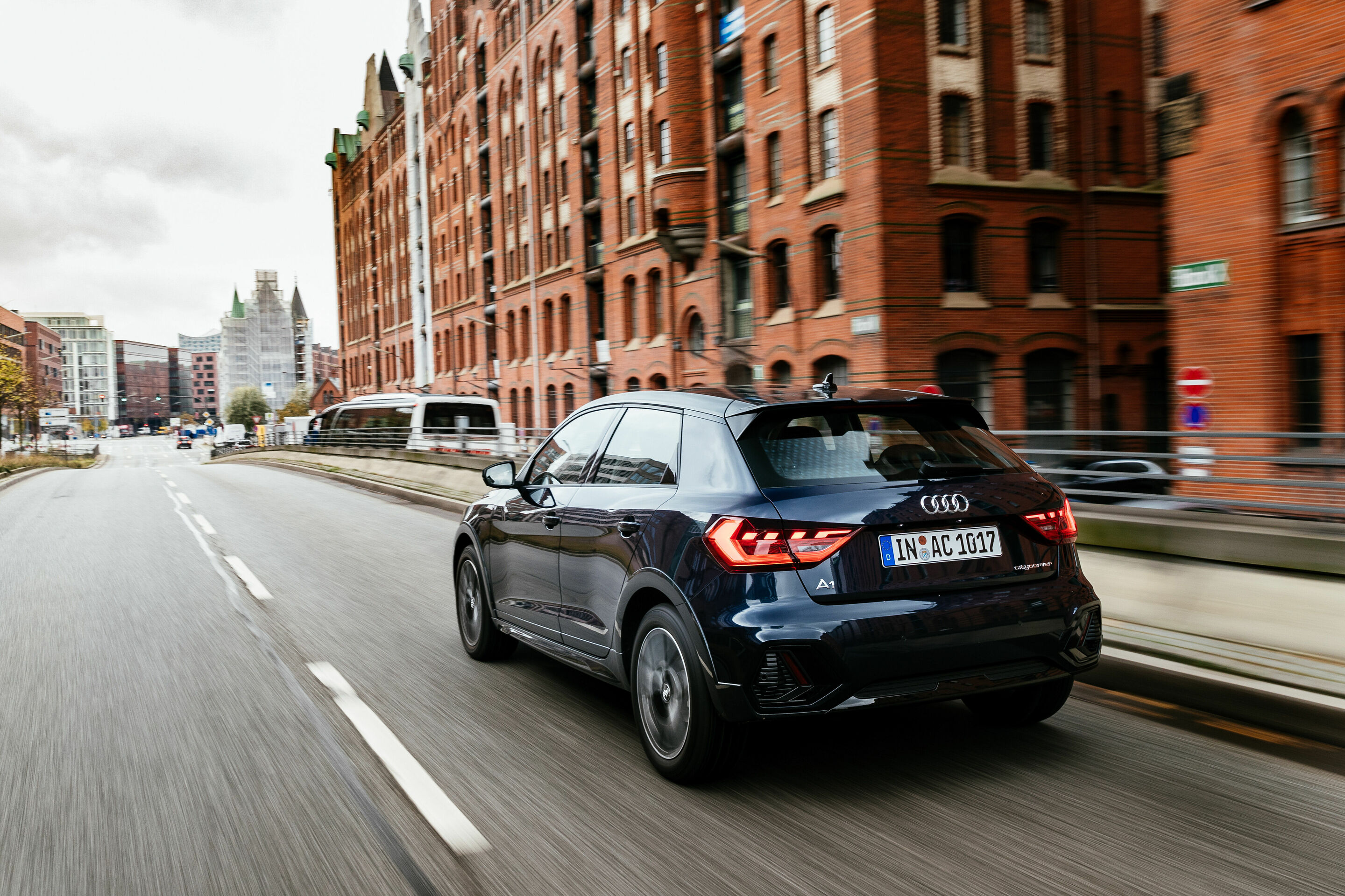 Audi A1 citycarver - Fahraufnahme,
Farbe: Firmamentblau