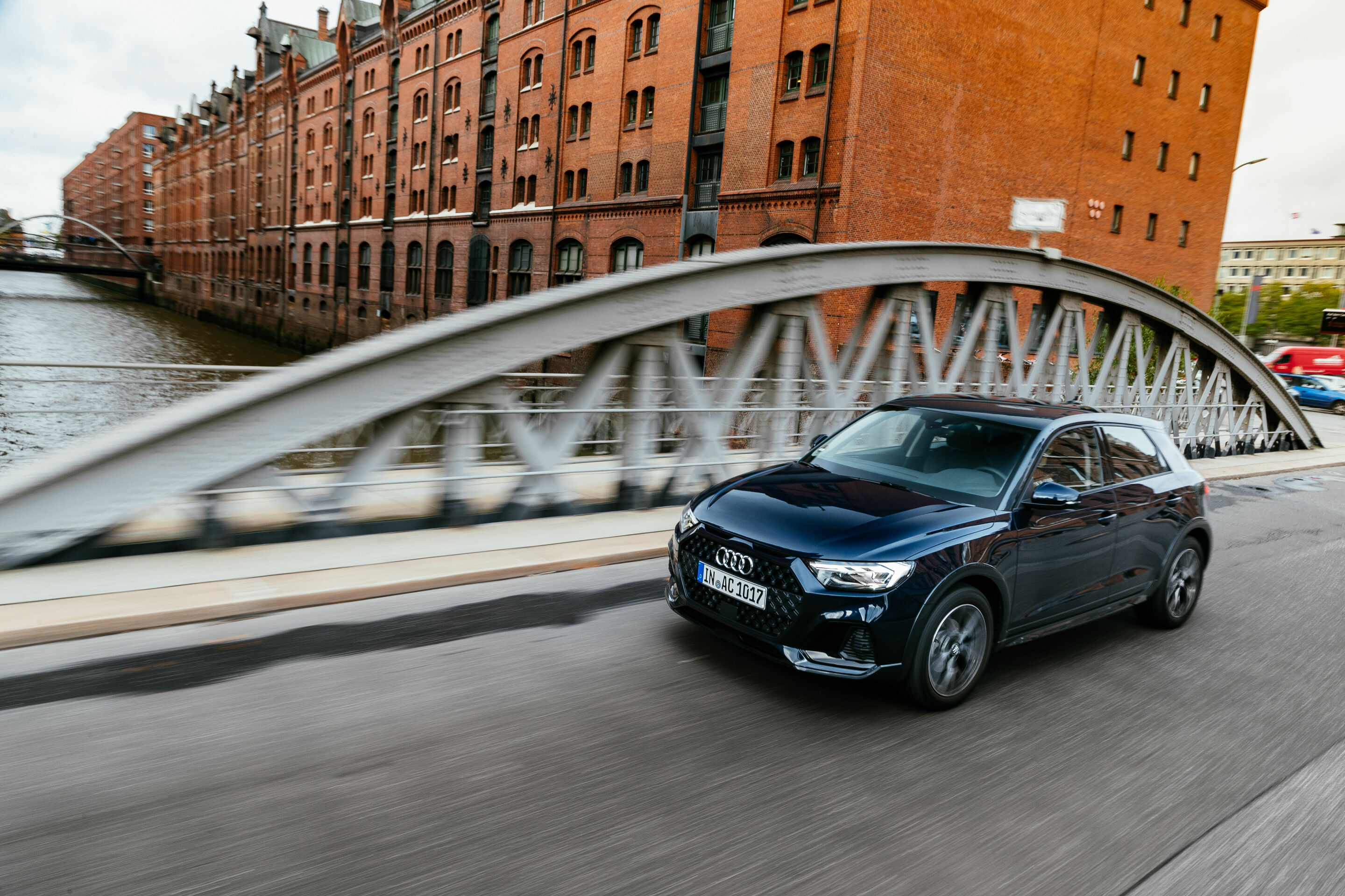 Audi A1 citycarver - Fahraufnahme,
Farbe: Firmamentblau