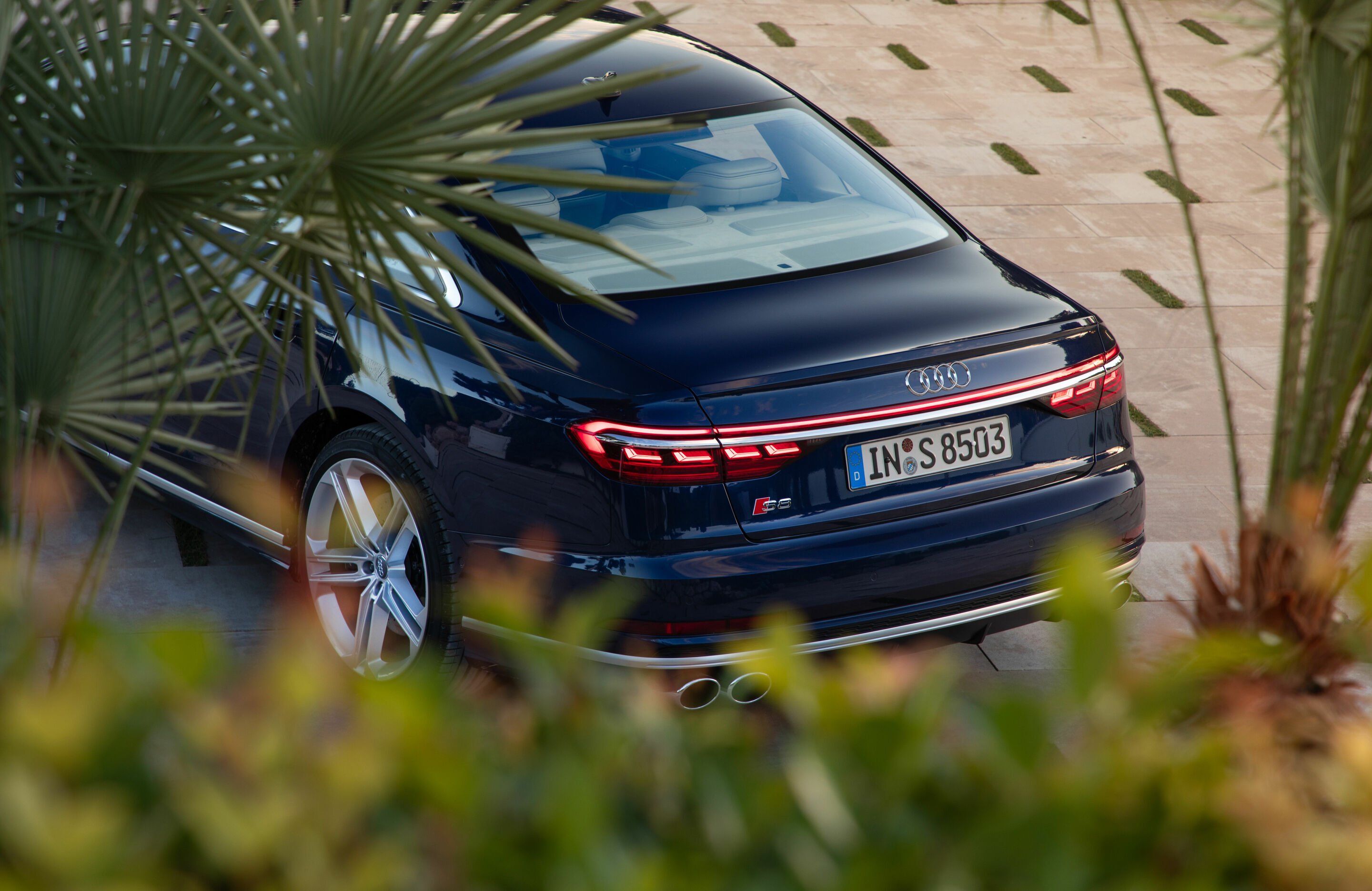 Audi S8 - Standaufnahme,
Farbe: Navarrablau