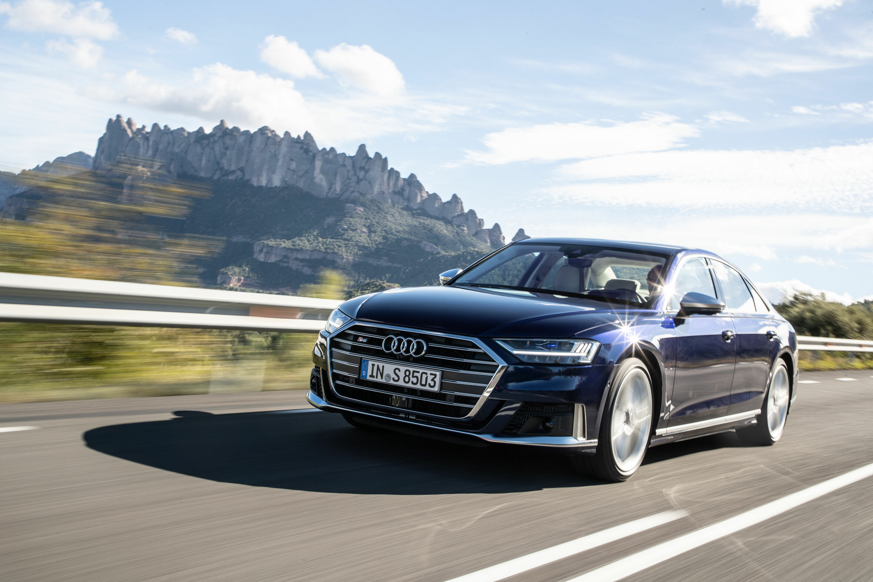 Audi S8 - Fahraufnahme, Farbe: Navarrablau