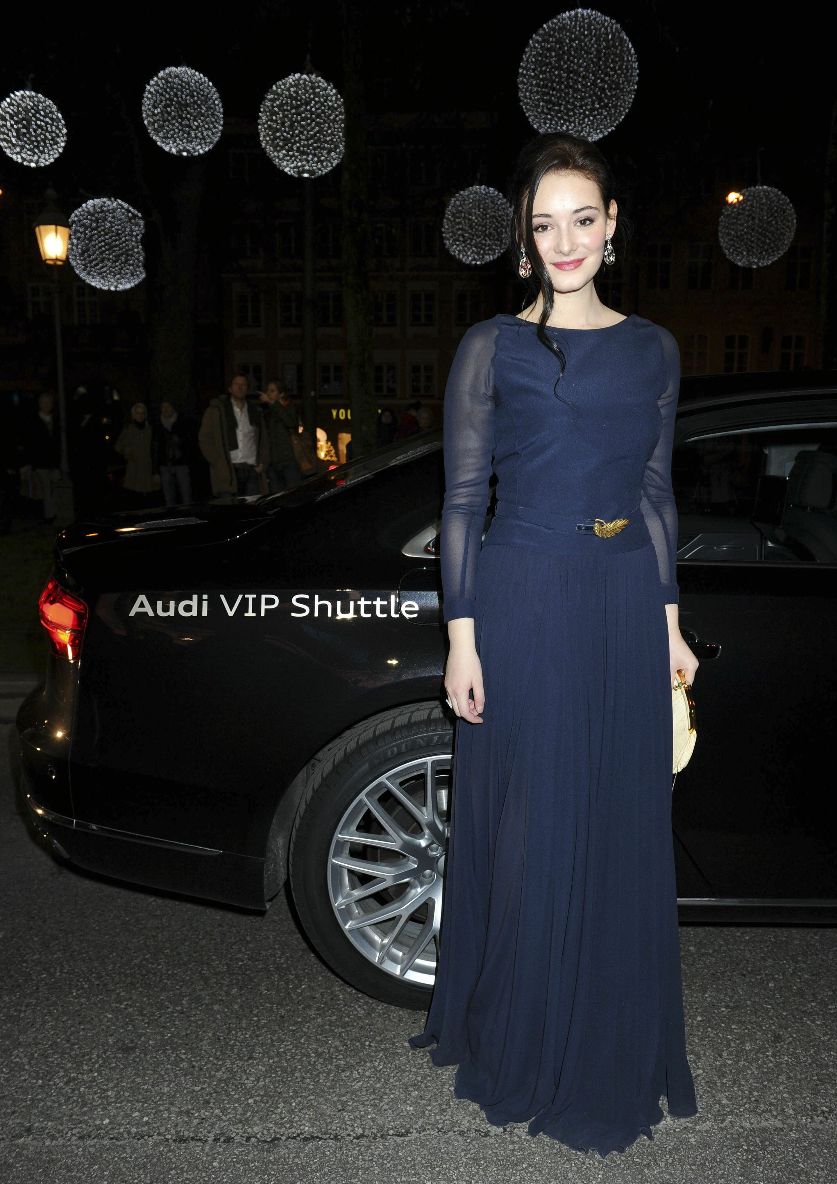 Audi beim 41. Deutschen Filmball 2014 in München - Die New Faces Award-Gewinnerin 2013: Maria Ehrich vor Audi A8 L.