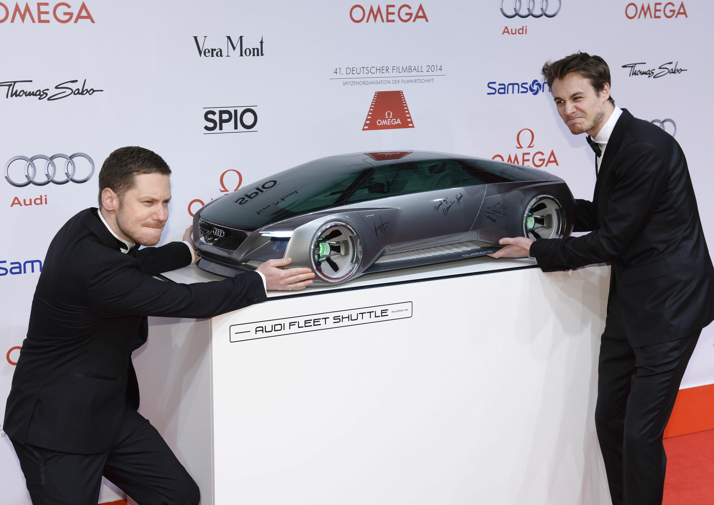 Audi beim 41. Deutschen Filmball 2014 in München - Heiß begehrt: Der Audi fleet shuttle quattro mit Marco Kreuzpaintner und Max Felder.
