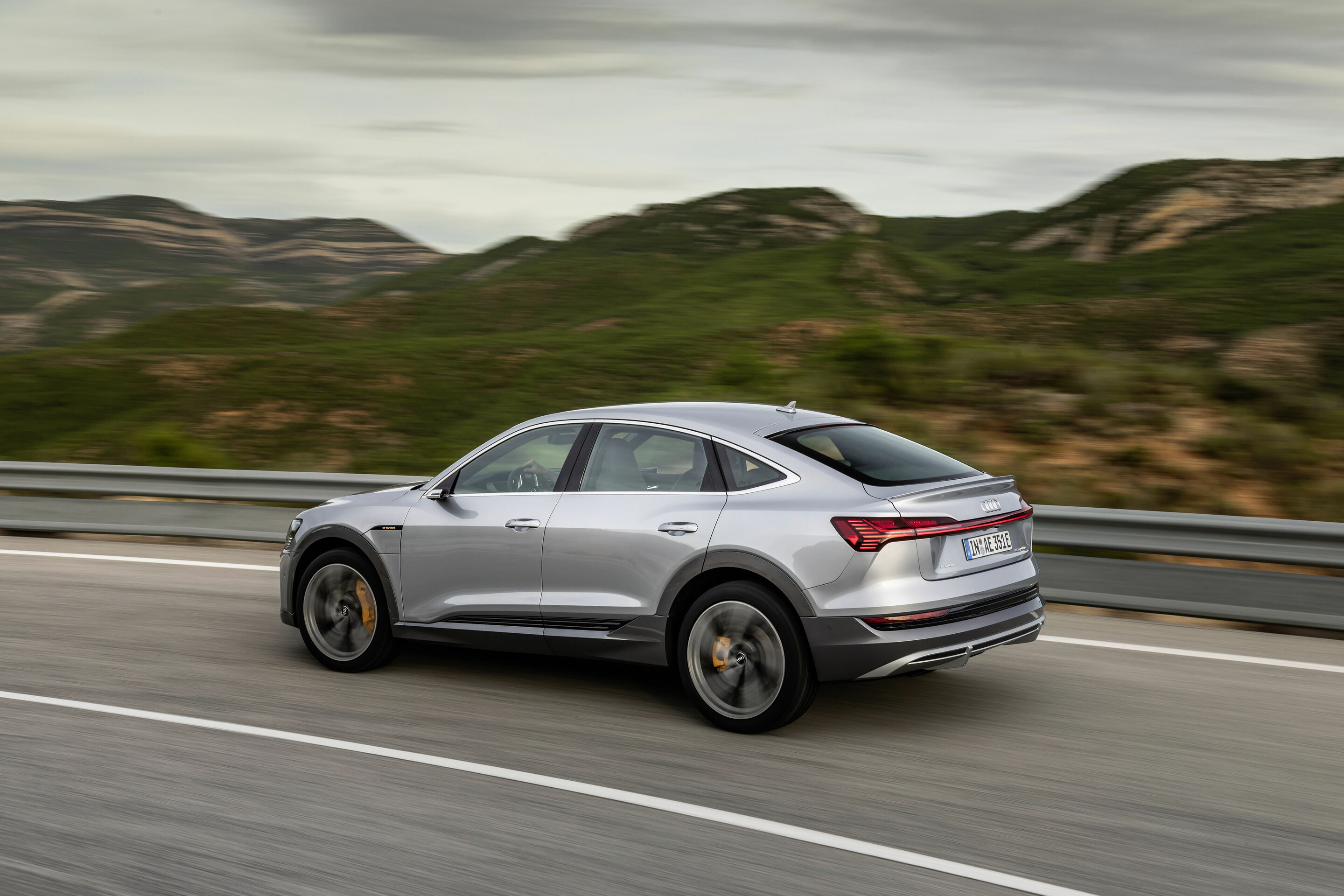 Audi e-tron Sportback 55 quattro - Dynamic photo,
Colour: Florett Silver
„The displayed vehicle shows optional equipment at extra charge. Individual equipment will be available at a later date.”