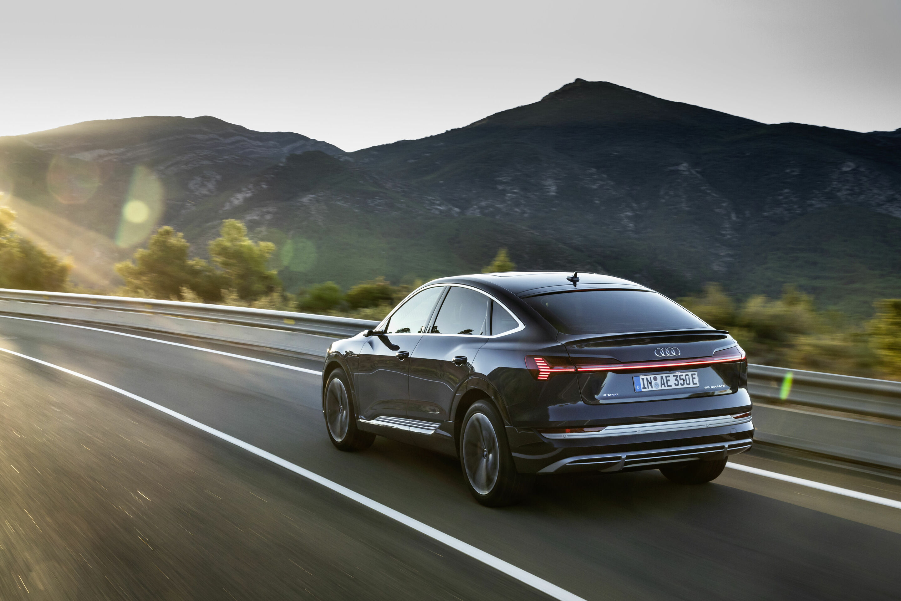 Audi e-tron Sportback 55 quattro - Dynamic photo,
Colour: plasma Blue
„The displayed vehicle shows optional equipment at extra charge. Individual equipment will be available at a later date.”