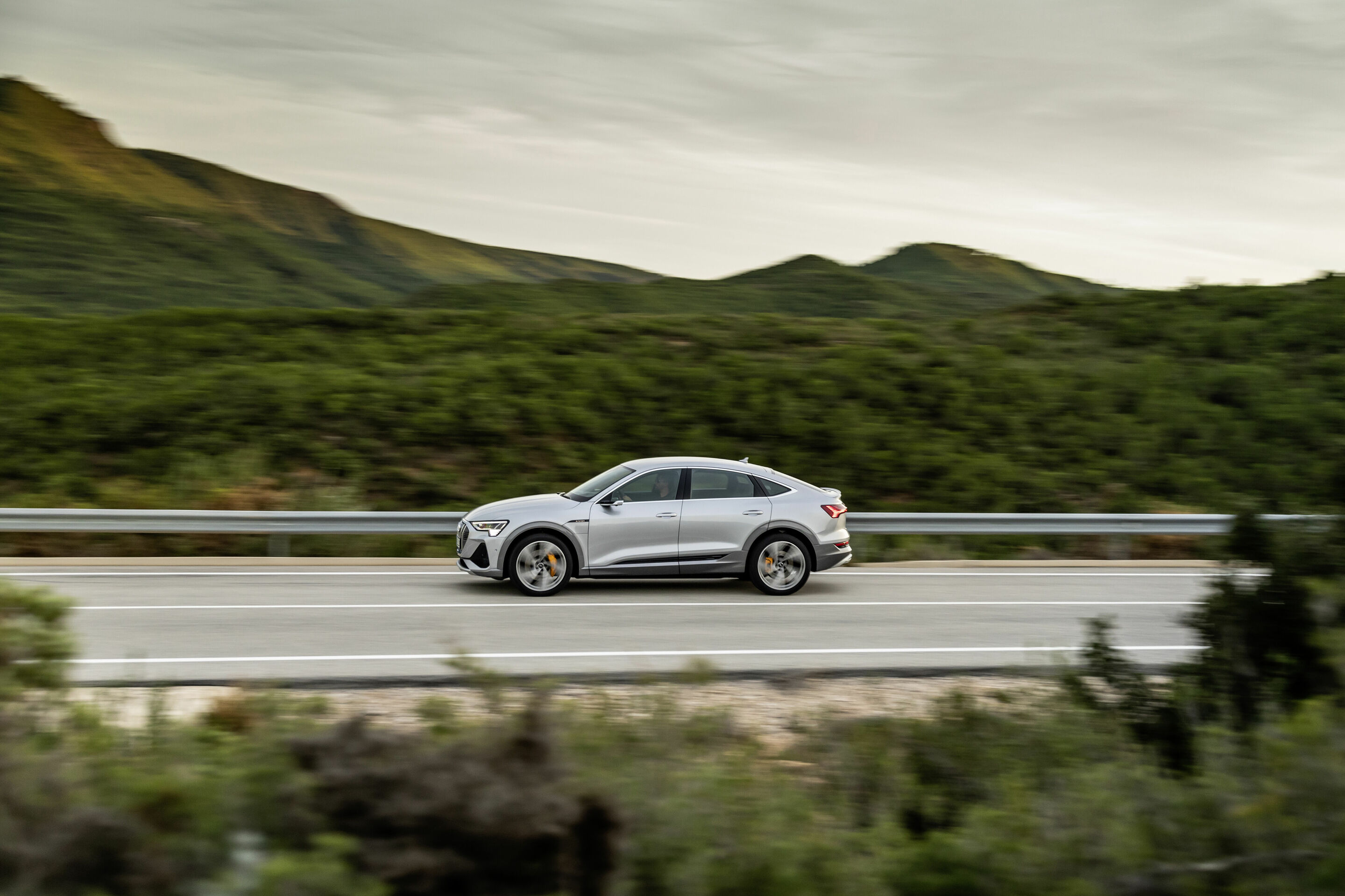 Audi e-tron Sportback 55 quattro - Dynamic photo,
Colour: Florett Silver
„The displayed vehicle shows optional equipment at extra charge. Individual equipment will be available at a later date.”