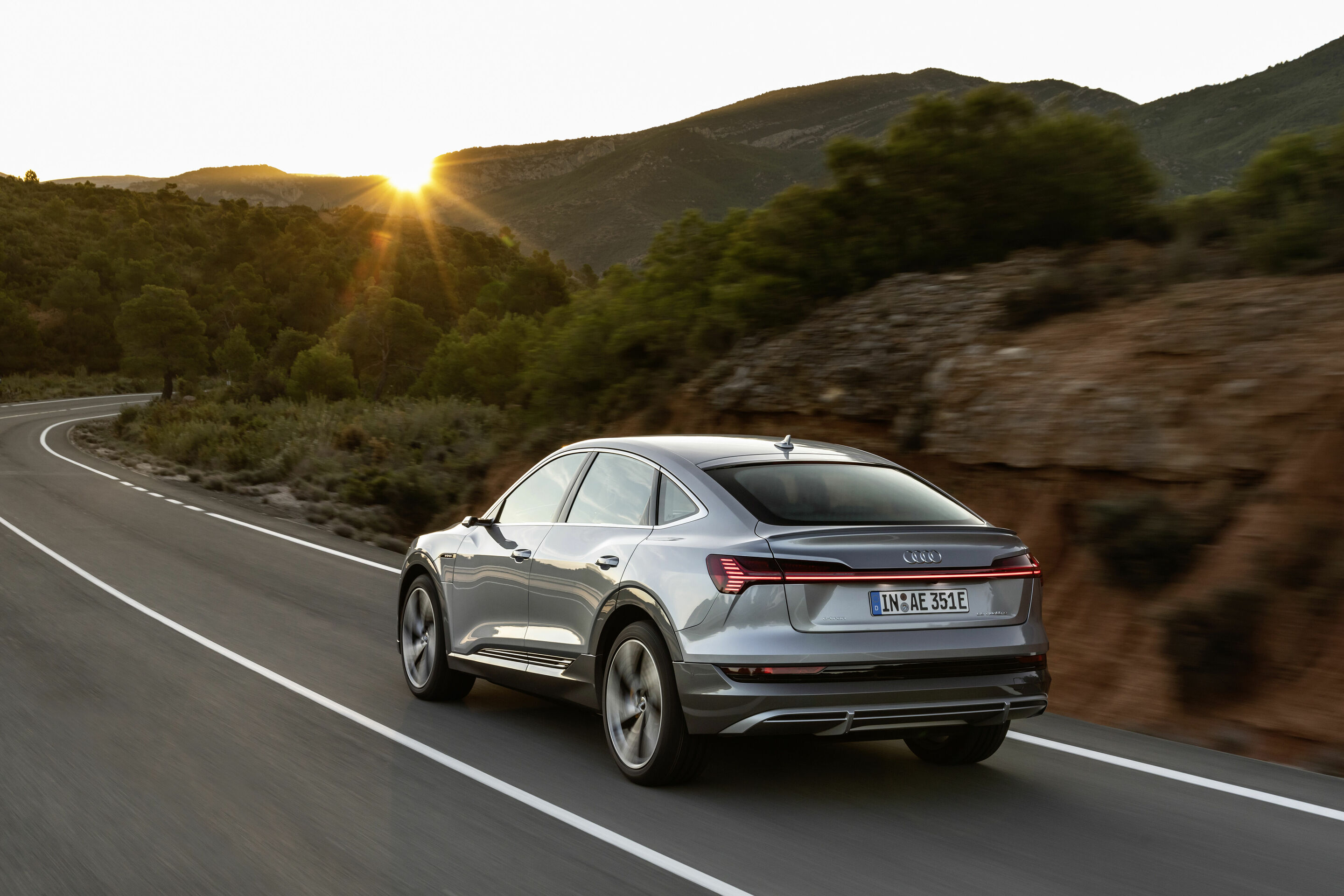 Audi e-tron Sportback 55 quattro - Fahraufnahme,
Farbe: Florettsilber
„Das abgebildete Fahrzeug zeigt Sonderausstattungen gegen Mehrpreis. Einzelne Ausstattungen werden erst zu einem späteren Zeitpunkt verfügbar sein.“