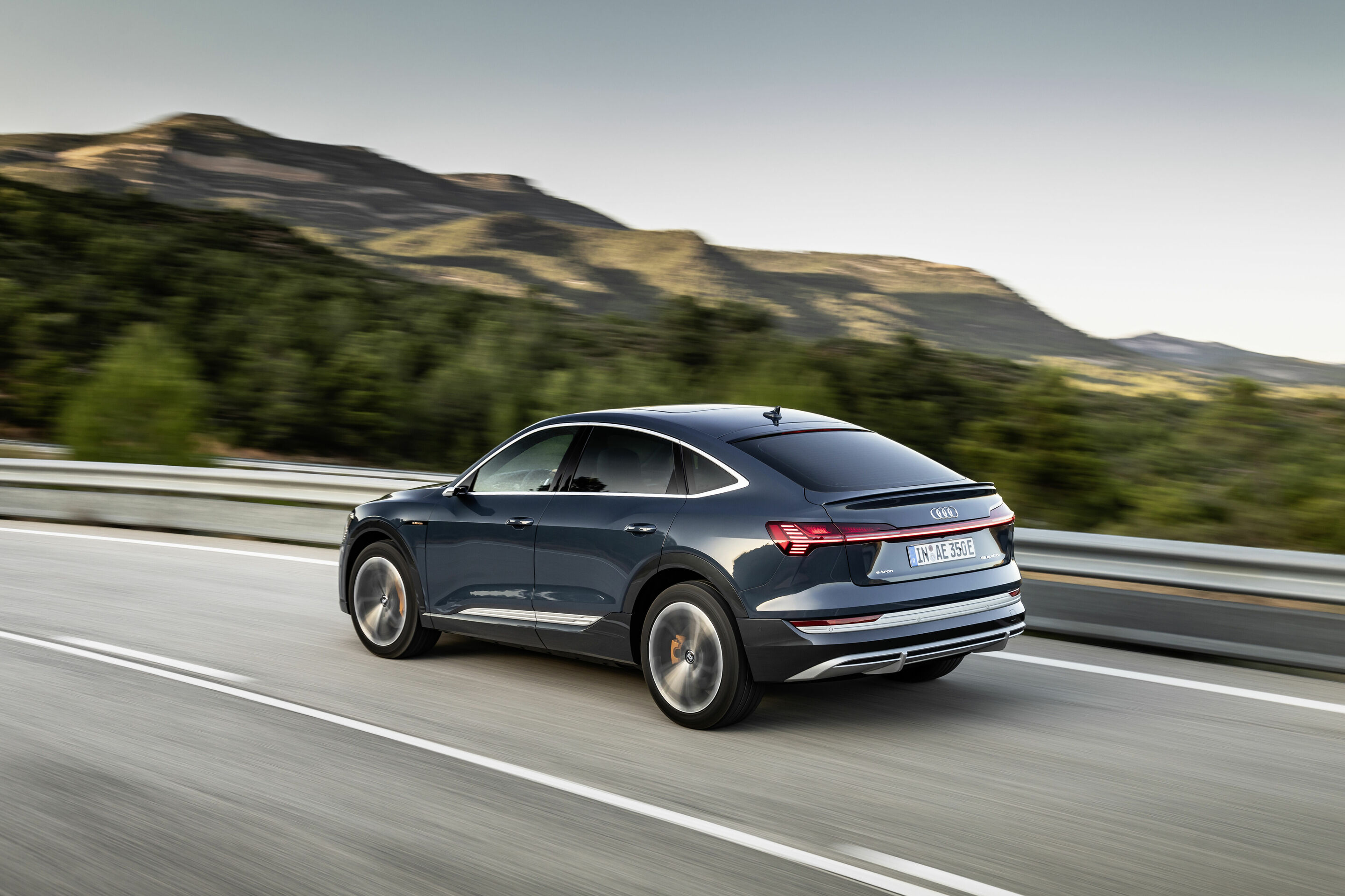 Audi e-tron Sportback 55 quattro - Dynamic photo,
Colour: plasma Blue
„The displayed vehicle shows optional equipment at extra charge. Individual equipment will be available at a later date.”