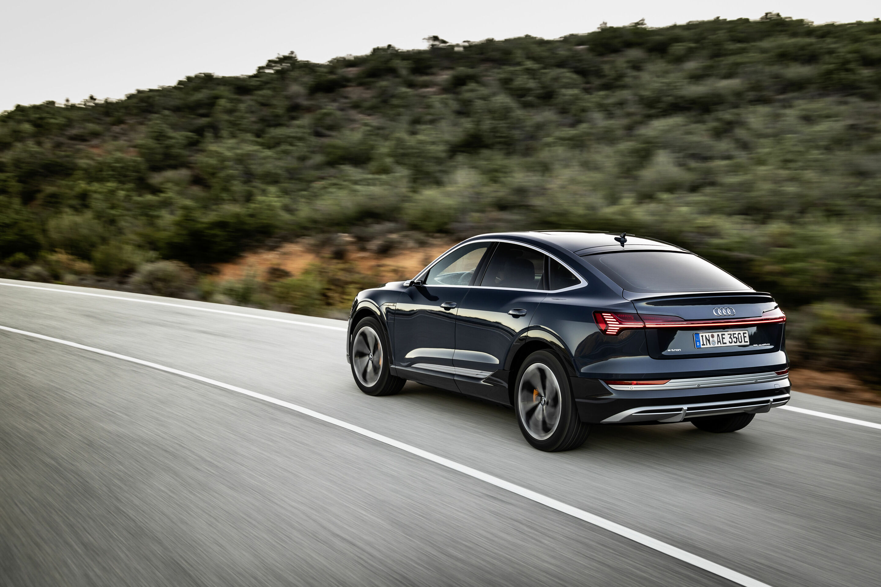 Audi e-tron Sportback 55 quattro - Fahraufnahme,
Farbe: Plasmablau 
„Das abgebildete Fahrzeug zeigt Sonderausstattungen gegen Mehrpreis. Einzelne Ausstattungen werden erst zu einem späteren Zeitpunkt verfügbar sein.“