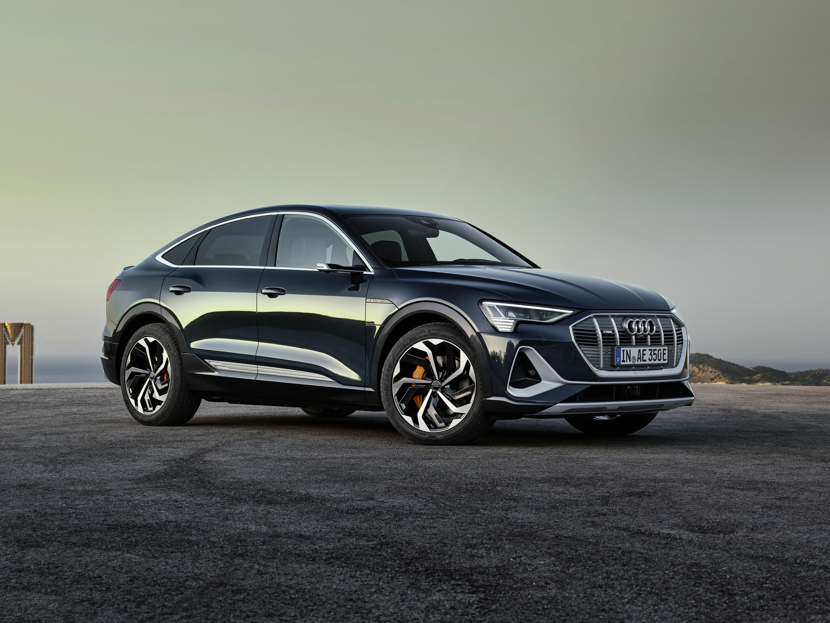 Audi e-tron Sportback 55 quattro - Static photo,
Colour: plasma Blue
„The displayed vehicle shows optional equipment at extra charge. Individual equipment will be available at a later date.”