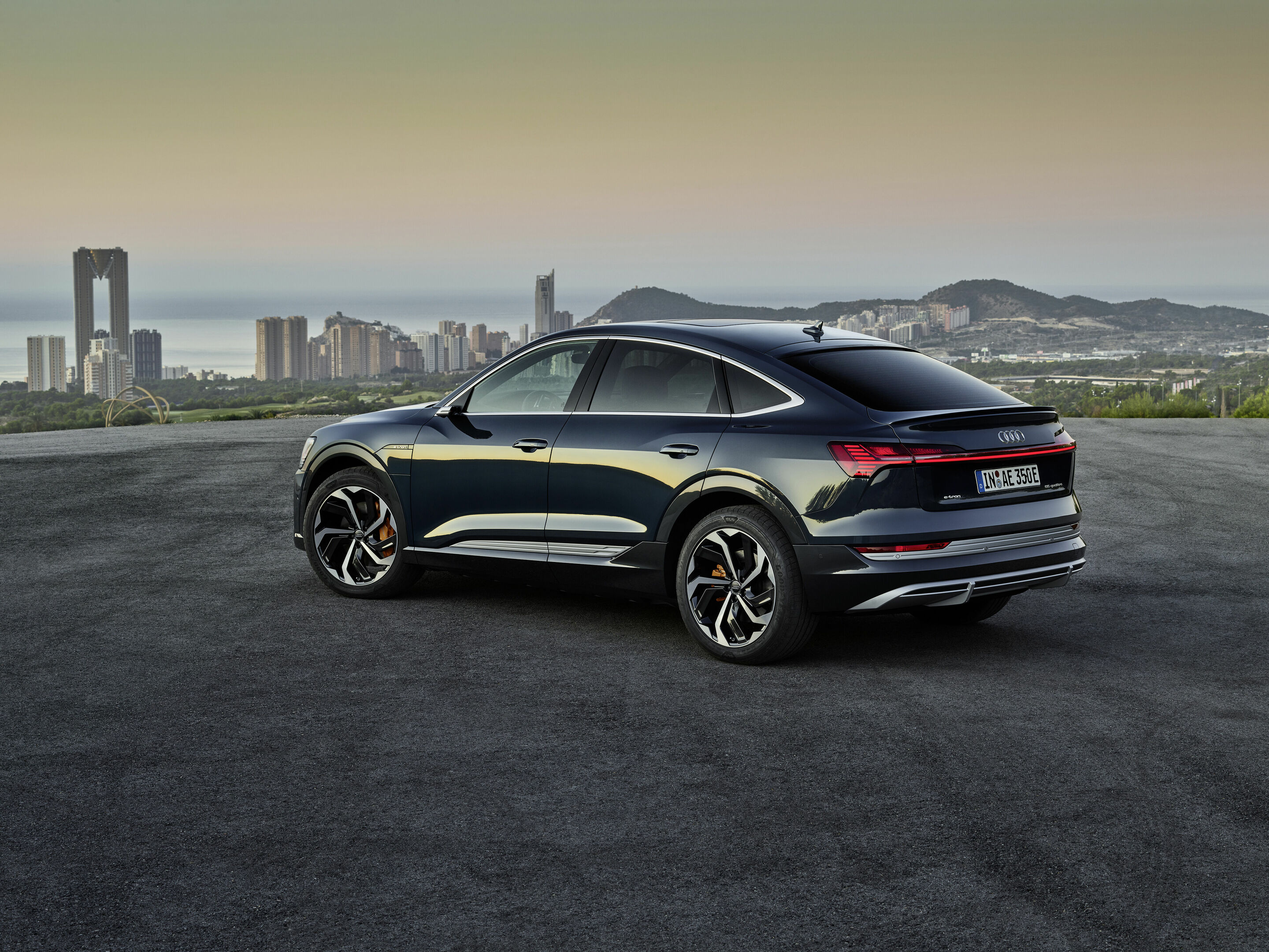 Audi e-tron Sportback 55 quattro - Static photo,
Colour: plasma Blue
„The displayed vehicle shows optional equipment at extra charge. Individual equipment will be available at a later date.”