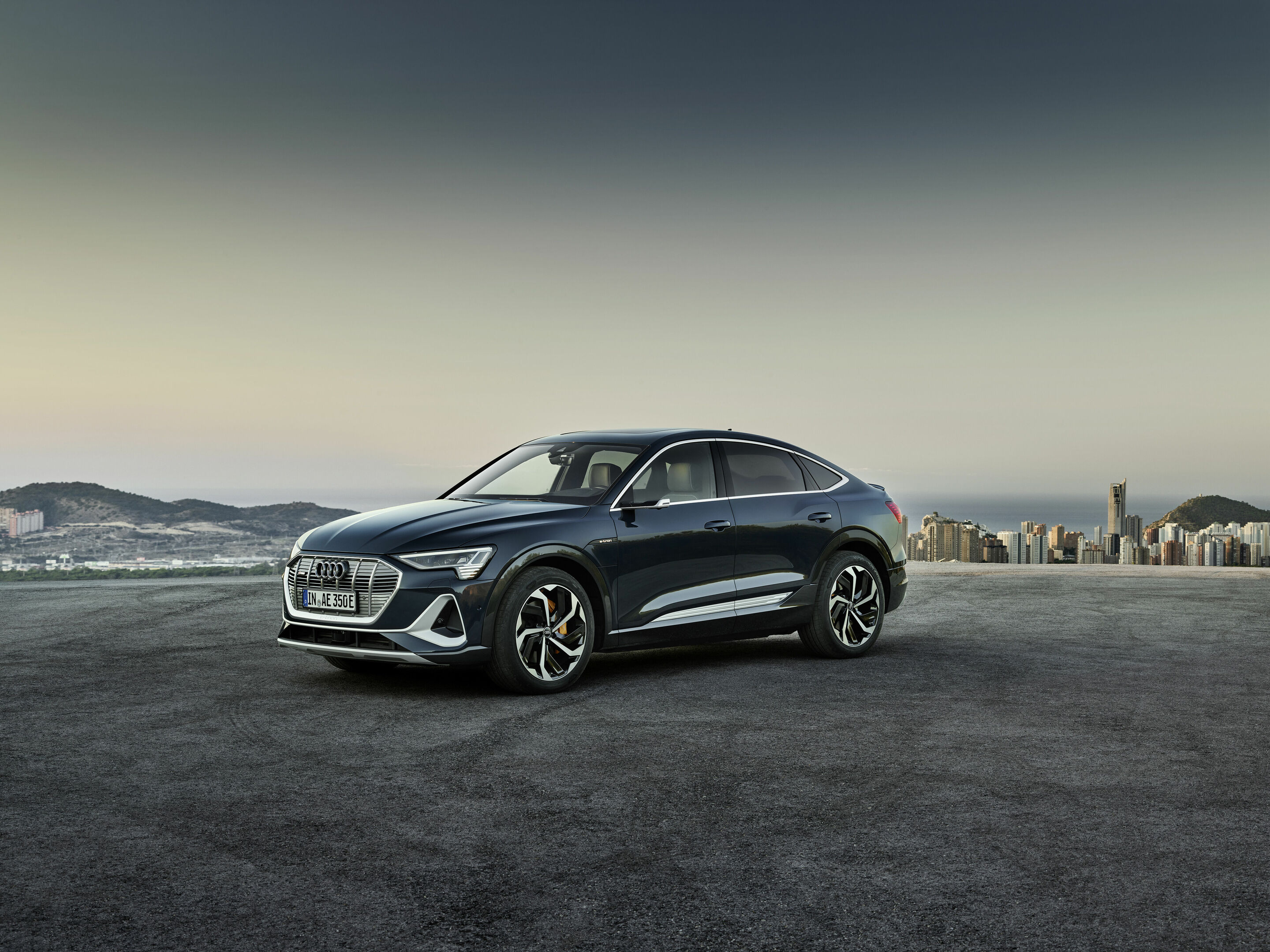 Audi e-tron Sportback 55 quattro - Standaufnahme,
Farbe: Plasmablau 
„Das abgebildete Fahrzeug zeigt Sonderausstattungen gegen Mehrpreis. Einzelne Ausstattungen werden erst zu einem späteren Zeitpunkt verfügbar sein.“