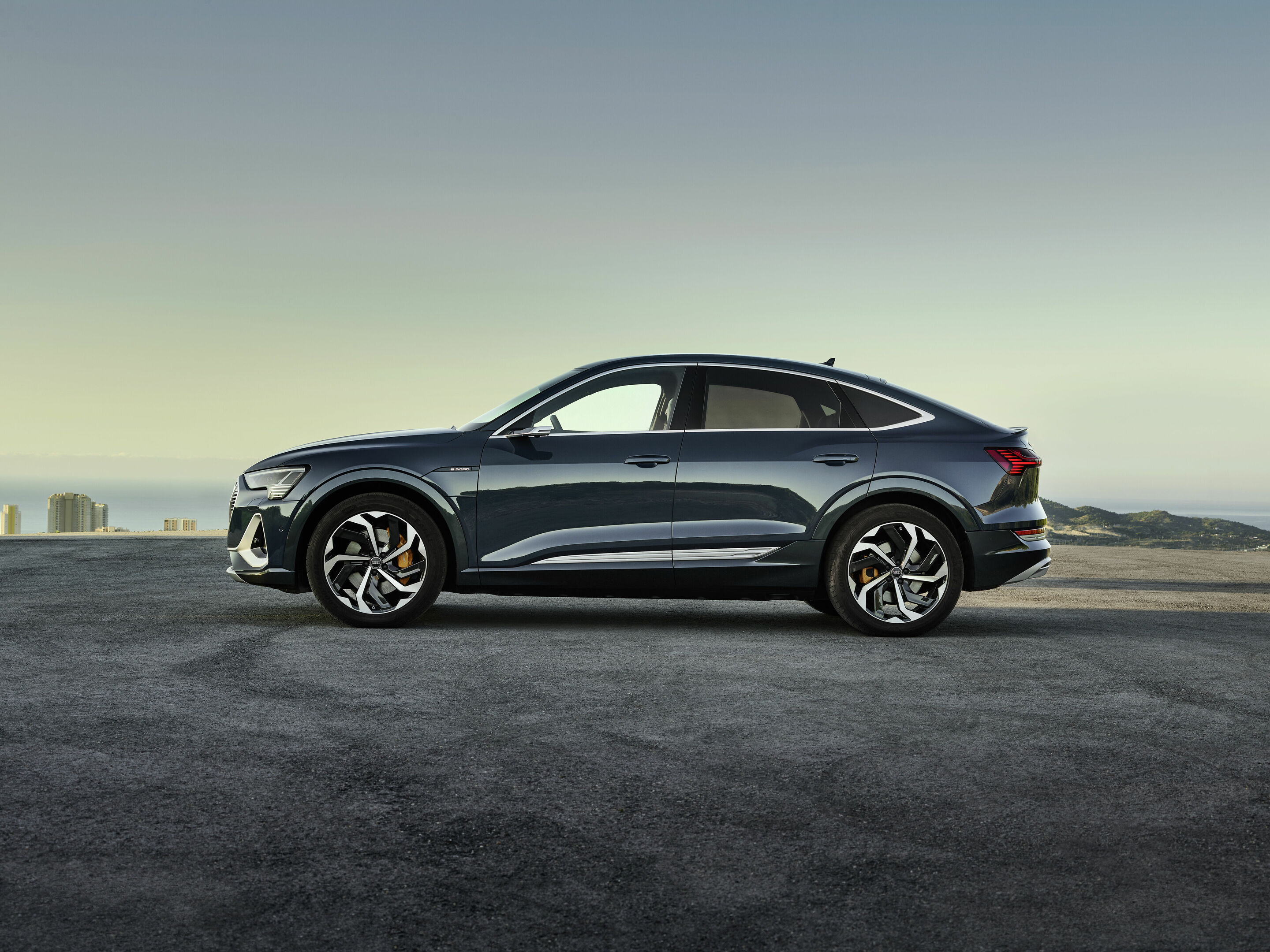 Audi e-tron Sportback 55 quattro - Standaufnahme,
Farbe: Plasmablau 
„Das abgebildete Fahrzeug zeigt Sonderausstattungen gegen Mehrpreis. Einzelne Ausstattungen werden erst zu einem späteren Zeitpunkt verfügbar sein.“