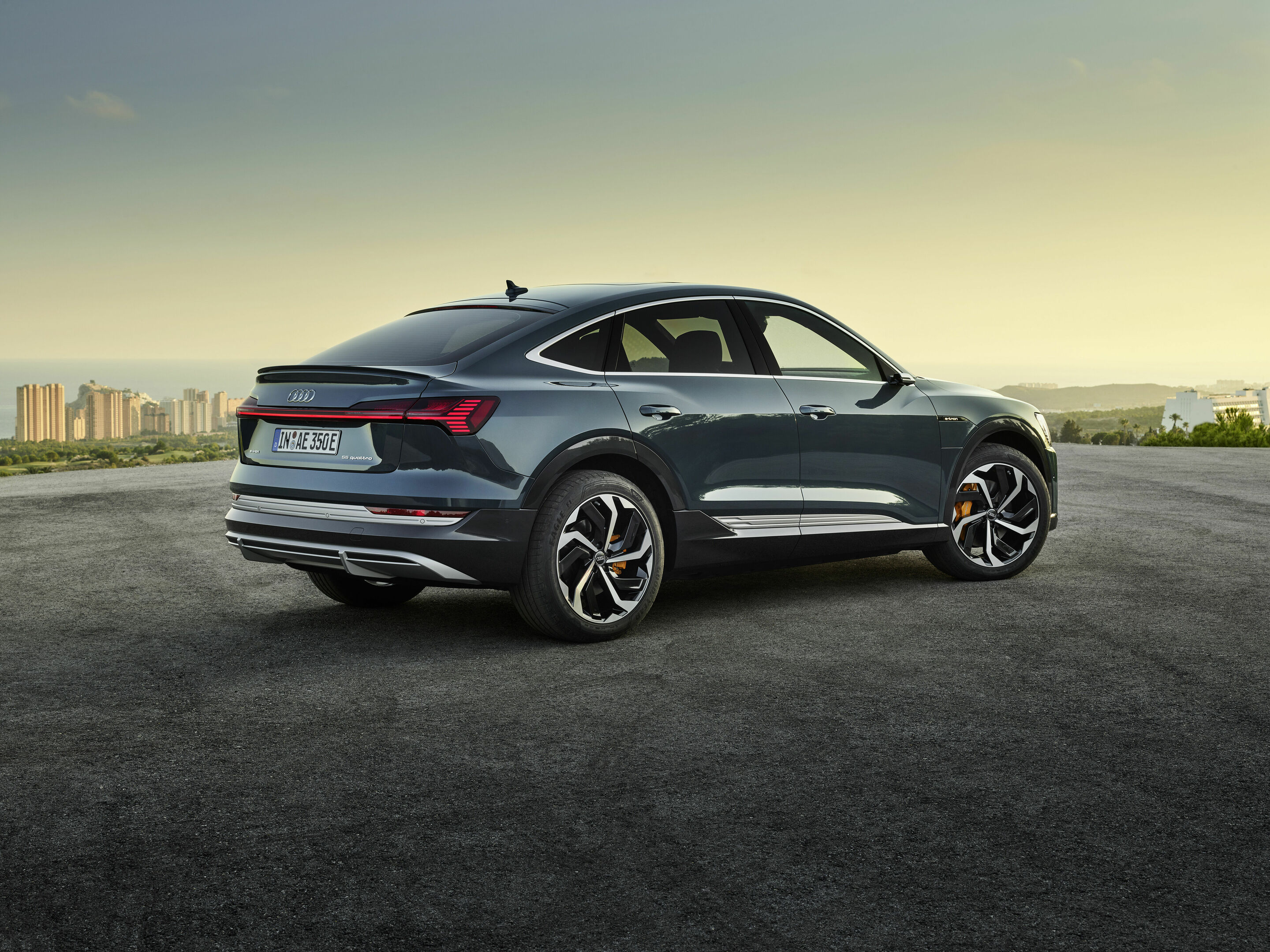 Audi e-tron Sportback 55 quattro - Static photo,
Colour: plasma Blue
„The displayed vehicle shows optional equipment at extra charge. Individual equipment will be available at a later date.”