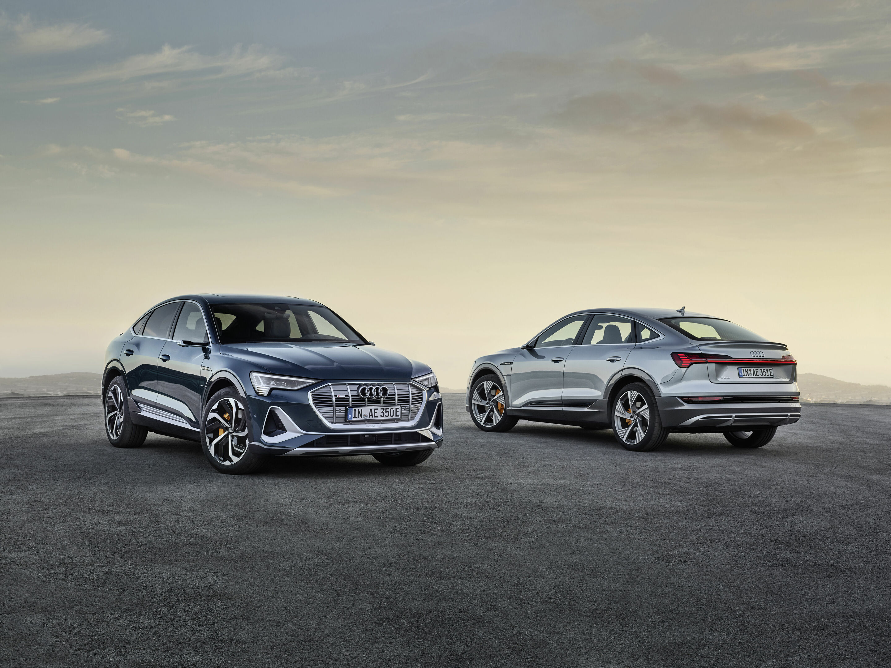 Audi e-tron Sportback 55 quattro - Standaufnahme,
Farbe: Plasmablau 
„Das abgebildete Fahrzeug zeigt Sonderausstattungen gegen Mehrpreis. Einzelne Ausstattungen werden erst zu einem späteren Zeitpunkt verfügbar sein.“
