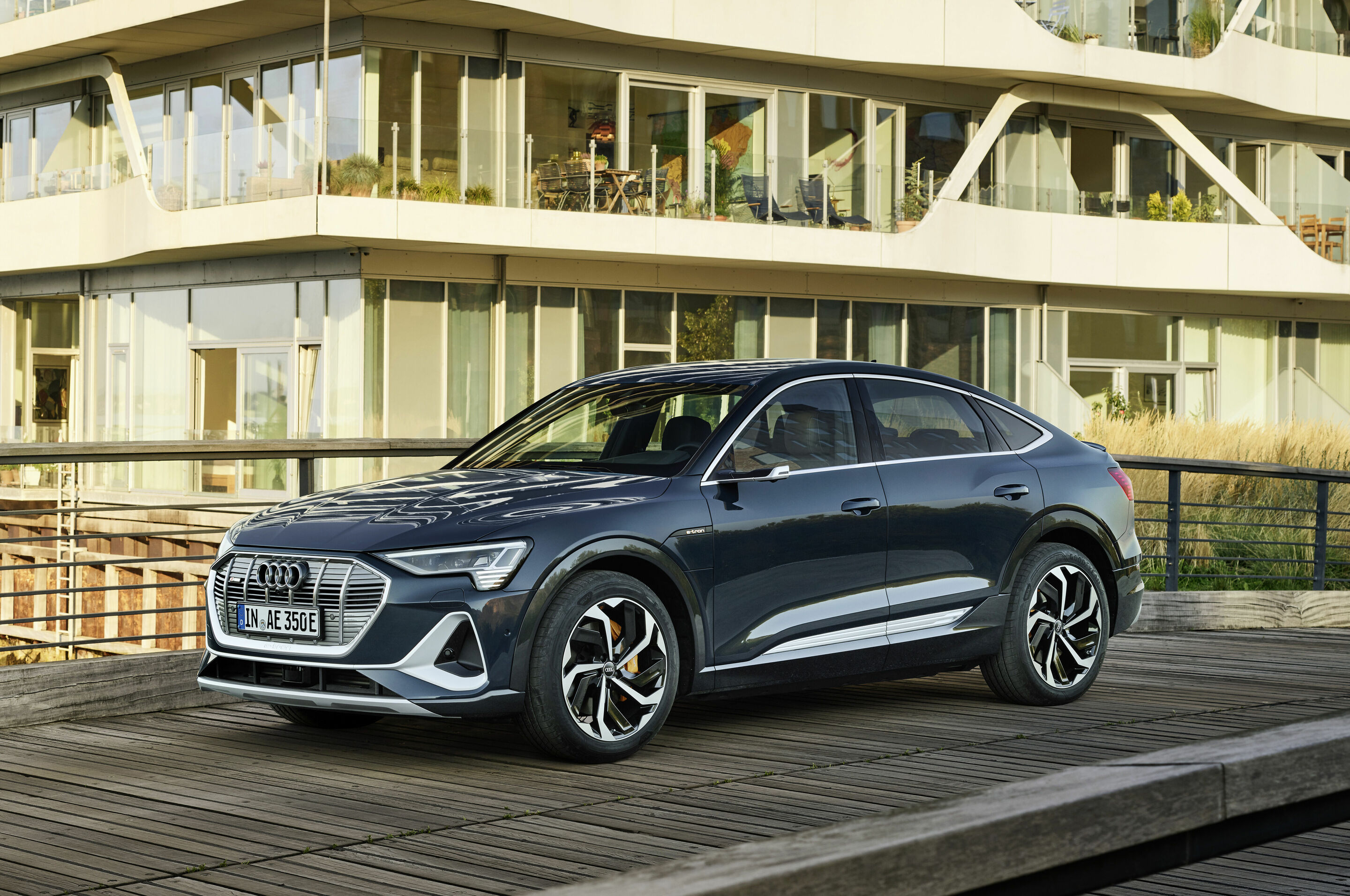 Audi e-tron Sportback 55 quattro - Static photo,
Colour: plasma Blue
„The displayed vehicle shows optional equipment at extra charge. Individual equipment will be available at a later date.”