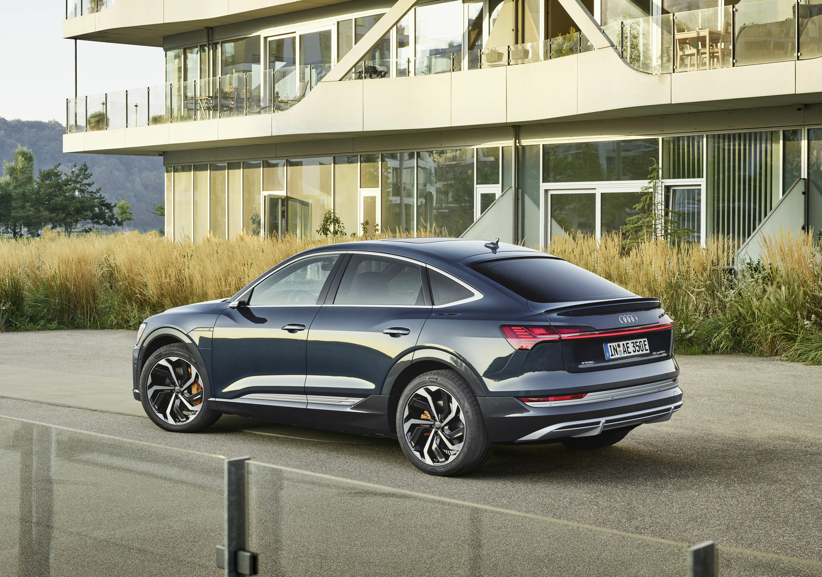 Audi e-tron Sportback 55 quattro - Static photo,
Colour: plasma Blue
„The displayed vehicle shows optional equipment at extra charge. Individual equipment will be available at a later date.”