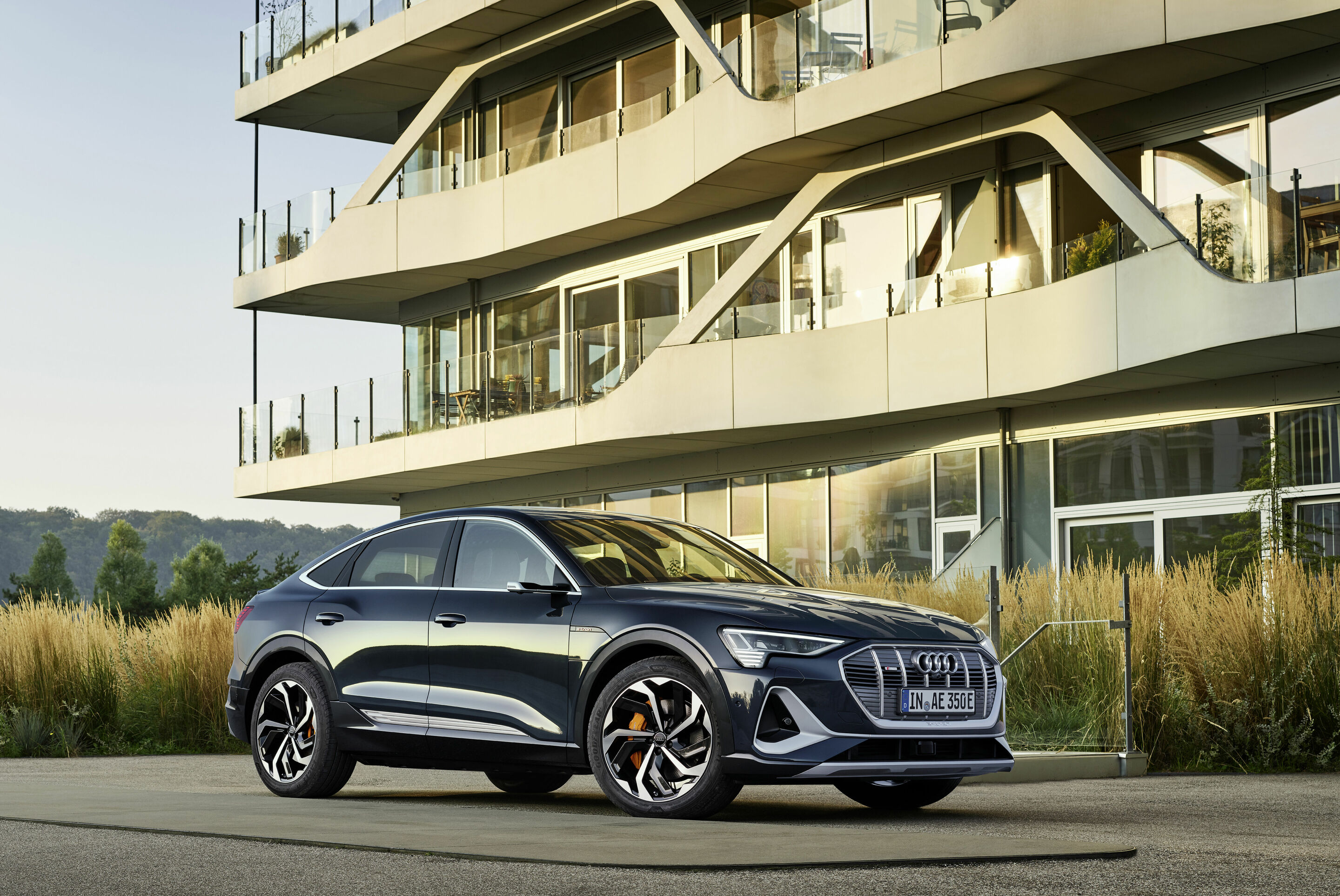 Audi e-tron Sportback 55 quattro - Standaufnahme,
Farbe: Plasmablau 
„Das abgebildete Fahrzeug zeigt Sonderausstattungen gegen Mehrpreis. Einzelne Ausstattungen werden erst zu einem späteren Zeitpunkt verfügbar sein.“