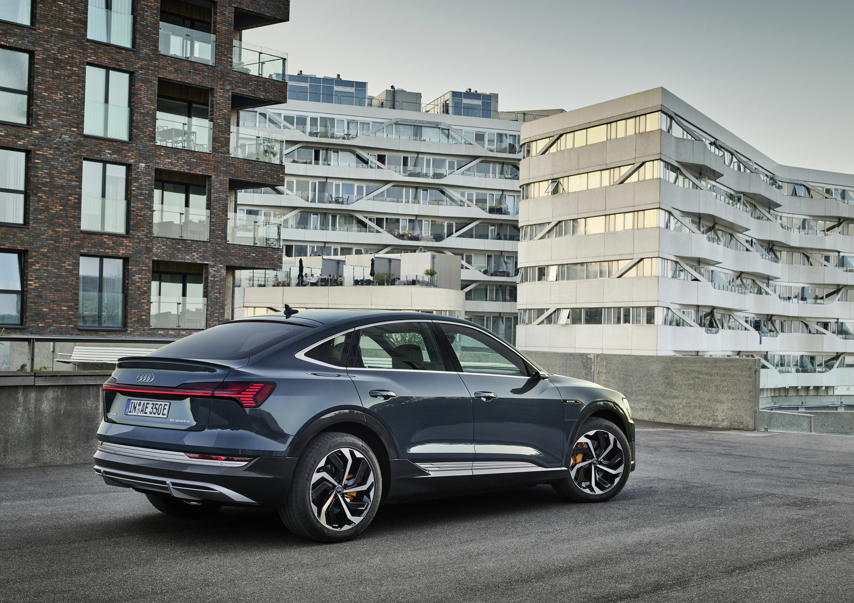 Audi e-tron Sportback 55 quattro - Static photo,
Colour: plasma Blue
„The displayed vehicle shows optional equipment at extra charge. Individual equipment will be available at a later date.”