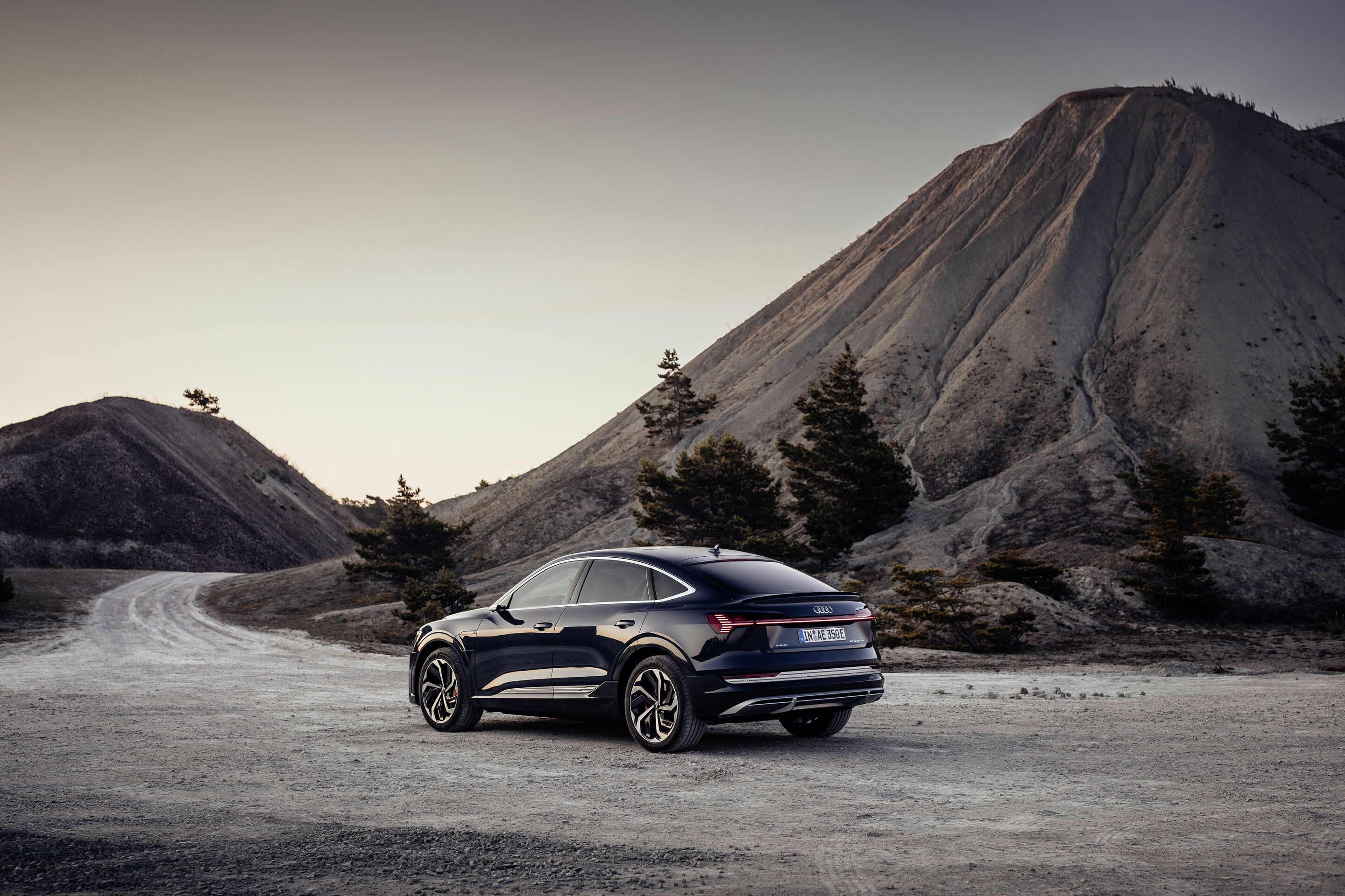 Audi e-tron Sportback 55 quattro - Static photo,
Colour: plasma Blue
„The displayed vehicle shows optional equipment at extra charge. Individual equipment will be available at a later date.”