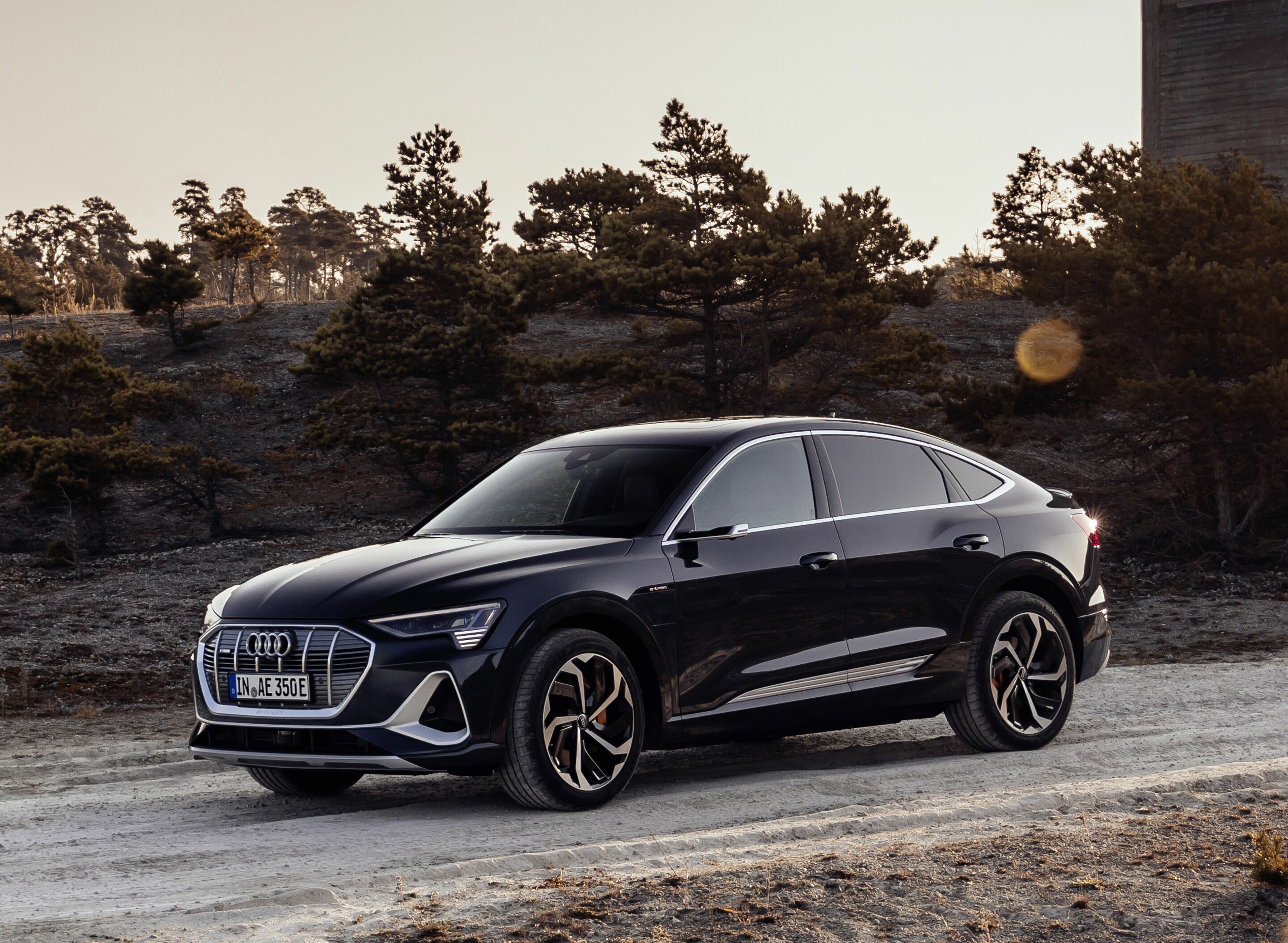 Audi e-tron Sportback 55 quattro - Standaufnahme,
Farbe: Plasmablau 
„Das abgebildete Fahrzeug zeigt Sonderausstattungen gegen Mehrpreis. Einzelne Ausstattungen werden erst zu einem späteren Zeitpunkt verfügbar sein.“